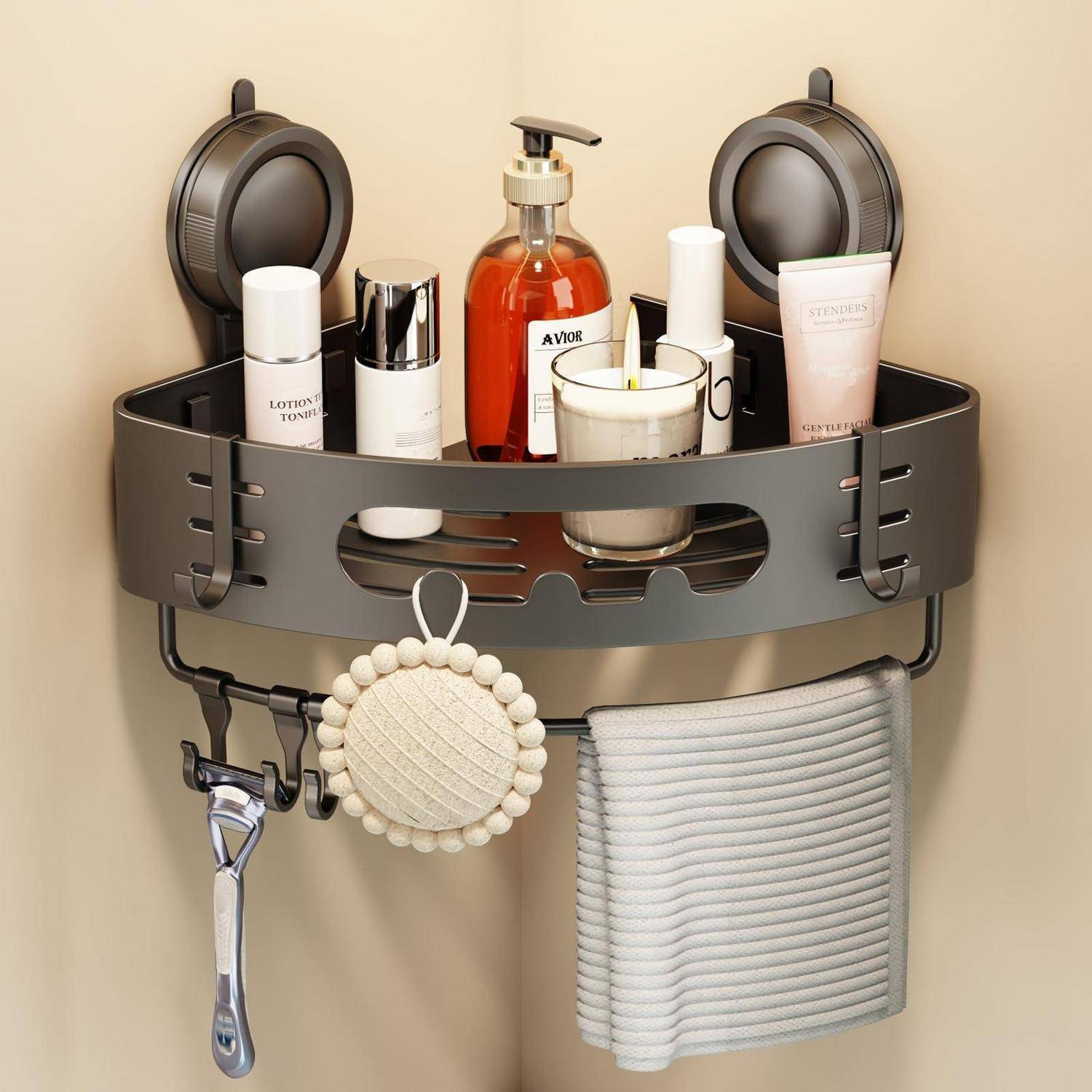 Wandmontiertes Badezimmer-Eckregal mit Toilettenartikeln, einer Kerze, einem Rasierer, einem Luffa und einem darunter hängenden Handtuch.