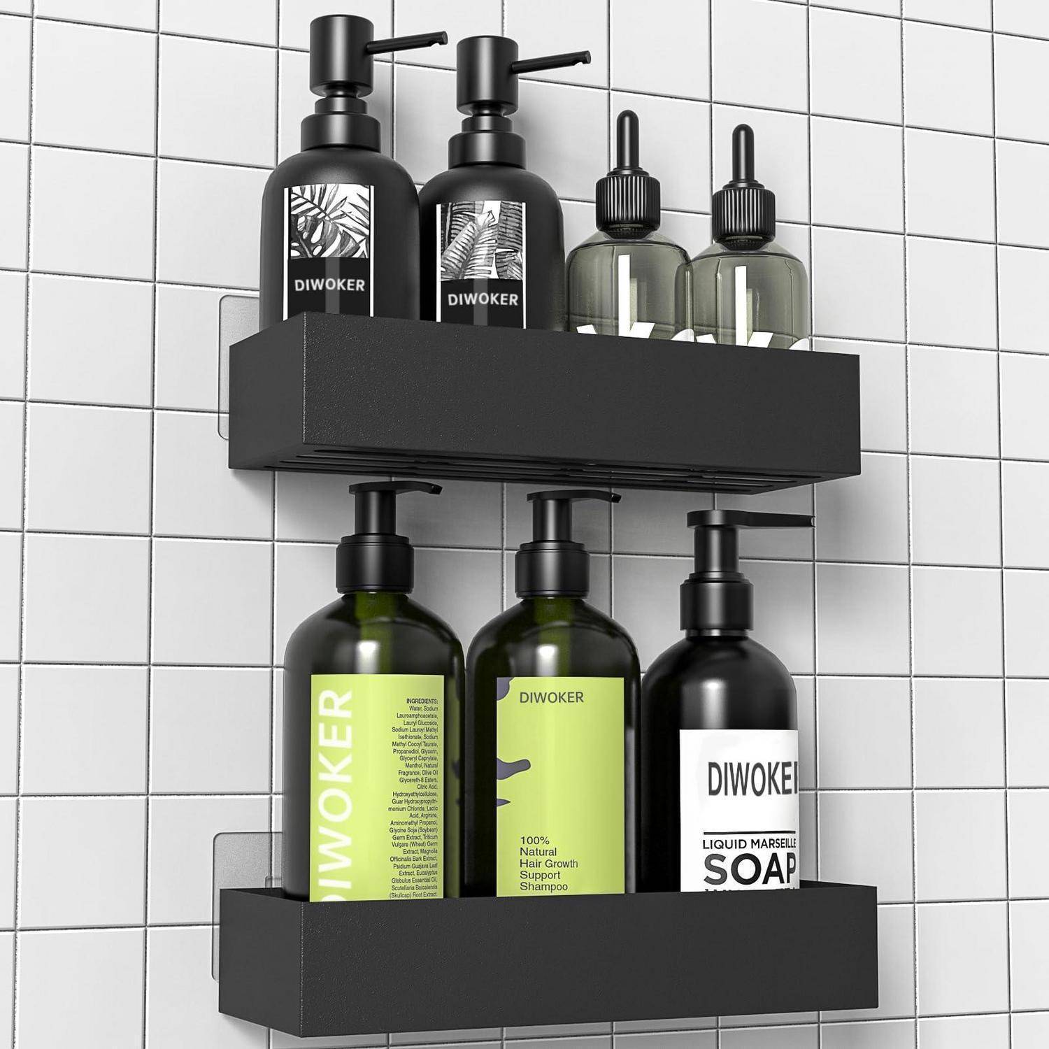 Zwei schwarze wandmontierte Badezimmerregale halten DIWOKER-Pumpflaschen und Tropfflaschen mit Seife und Shampoo gegen eine weiß geflieste Wand.