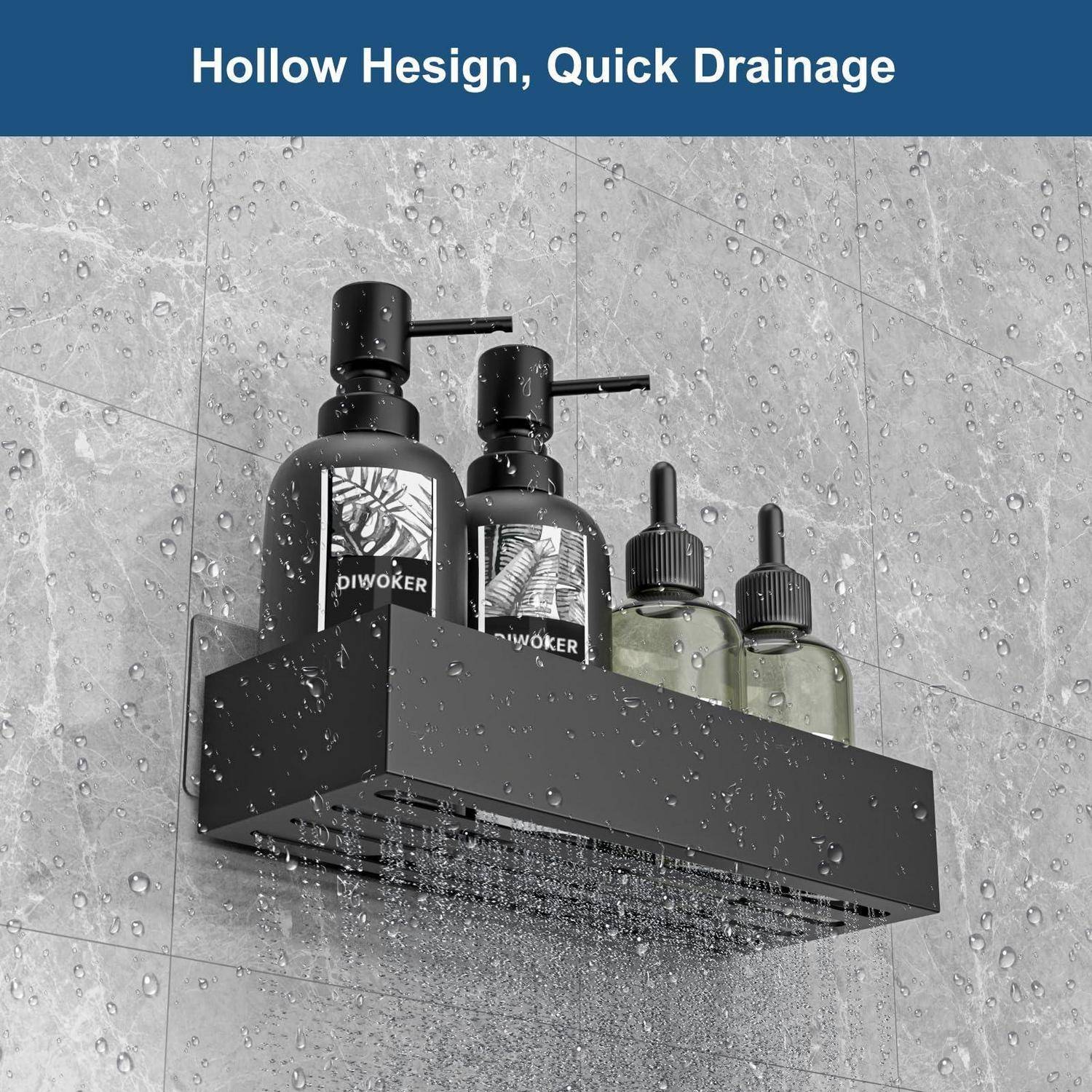Schwarzes, wandmontiertes Badezimmerregal mit Pumpflaschen und Tropfern an einer nassen gefliesten Duschenwand, gekennzeichnet mit „Hohldesign, schnelle Entwässerung".