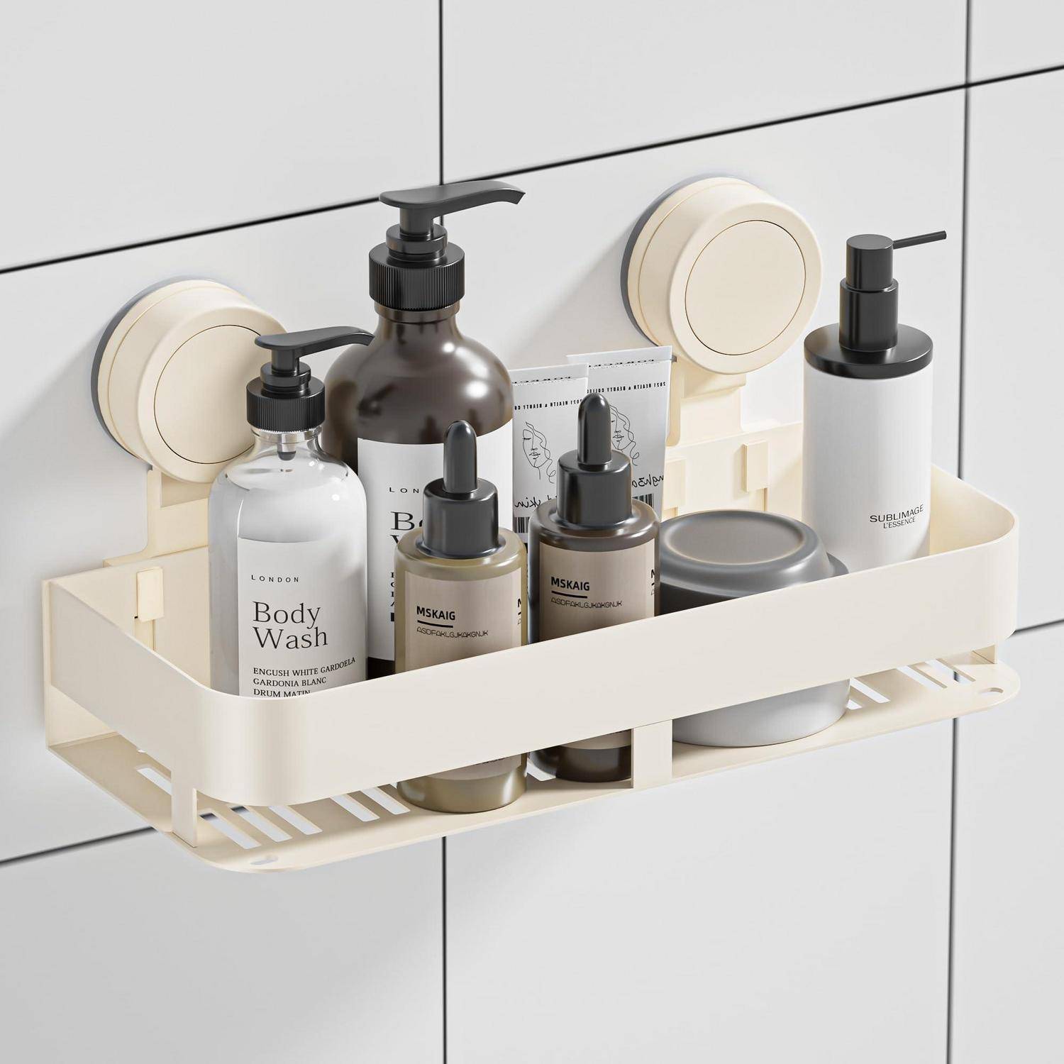 An der Wand montierter Duschkorb, der verschiedene Bad- und Hautpflegeflaschen, Gläser und Pumpspender in einem Badezimmer hält.