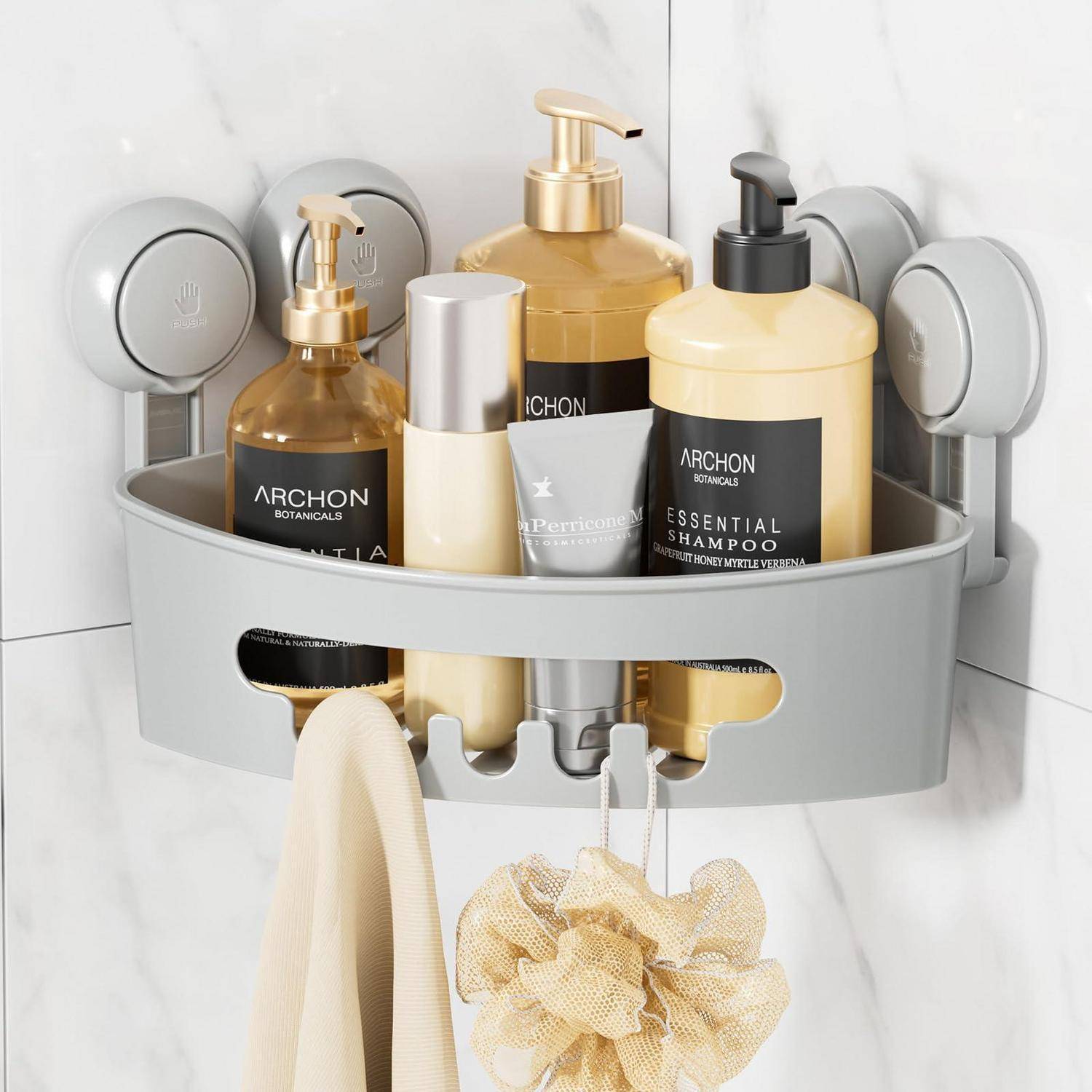 Eckduschablage mit Shampoo, Conditioner, Körperwäsche und einer Reinigungsbürste in einer gekachelten Badezimmerdusche.