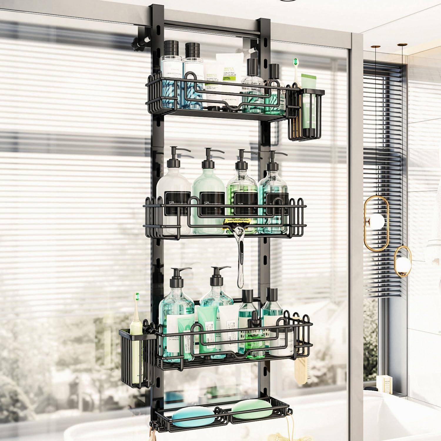 Über-die-Duschtür hängendes Organizer mit Drahtkörbchen, die Shampoo, Seife und Reinigungsflaschen neben einer Badewanne und Fensterjalousien hält.