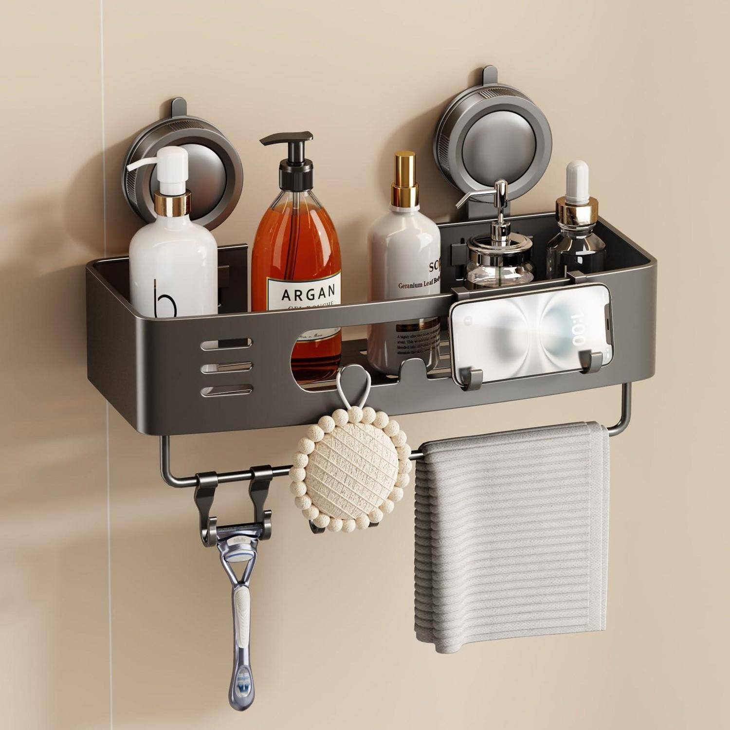 Wandmontierter Badezimmerorganizer mit Flaschen, Pumpspender, Rasierer, Spiegel, Schwamm und Handtuch, das an Haken hängt.