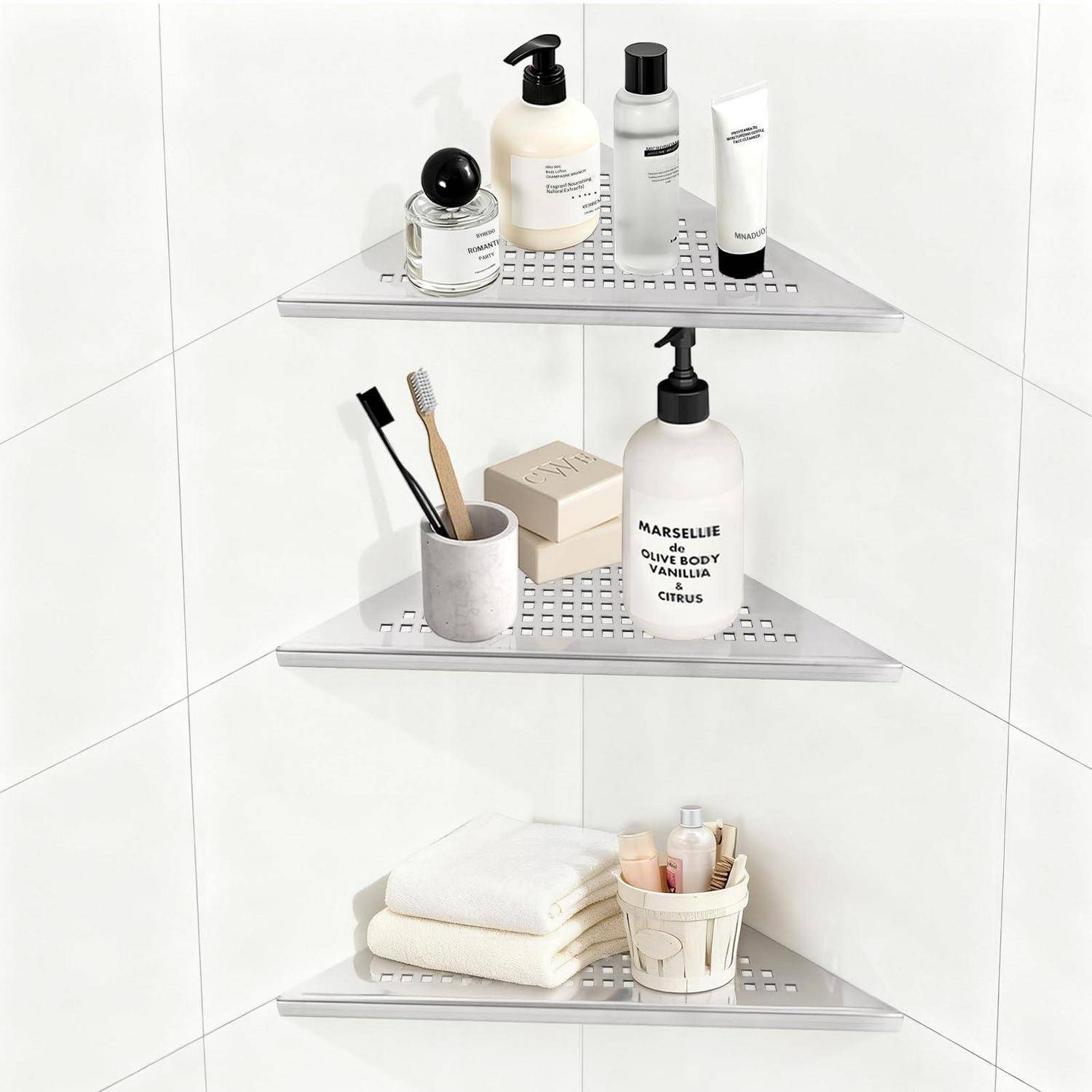 Eckduschen-Regale mit Toilettenartikeln, Zahnbürsten, Seife und gefalteten Handtüchern in einem sauberen weißen Badezimmer.
