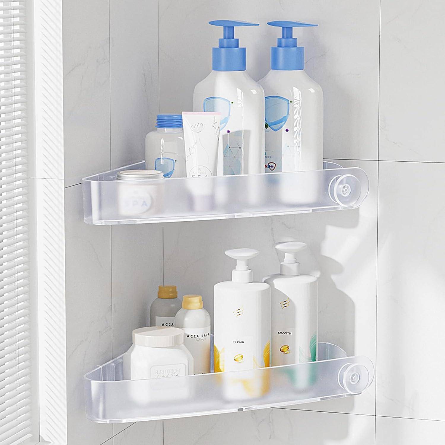 Zwei klare, an der Wand montierte Badezimmerregale, die Shampoo-, Lotion- und Toilettenflaschen in einem gefliesten Duschbereich halten.