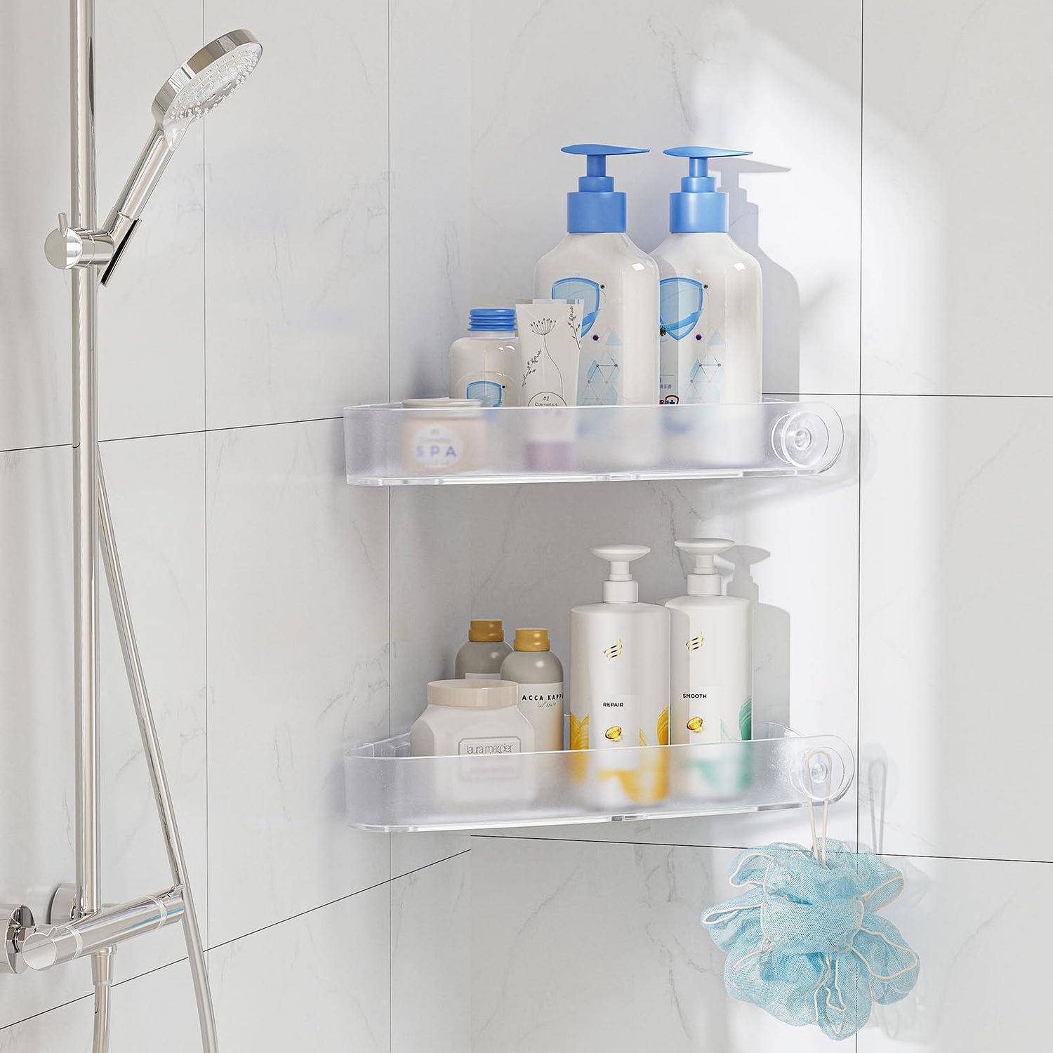 Dusche mit zwei transparenten Wandregalen, die Shampoo-, Körperwäsch- und Lotionsflaschen halten, plus einem hängenden blauen Badeschwamm und einer tragbaren Handbrause.