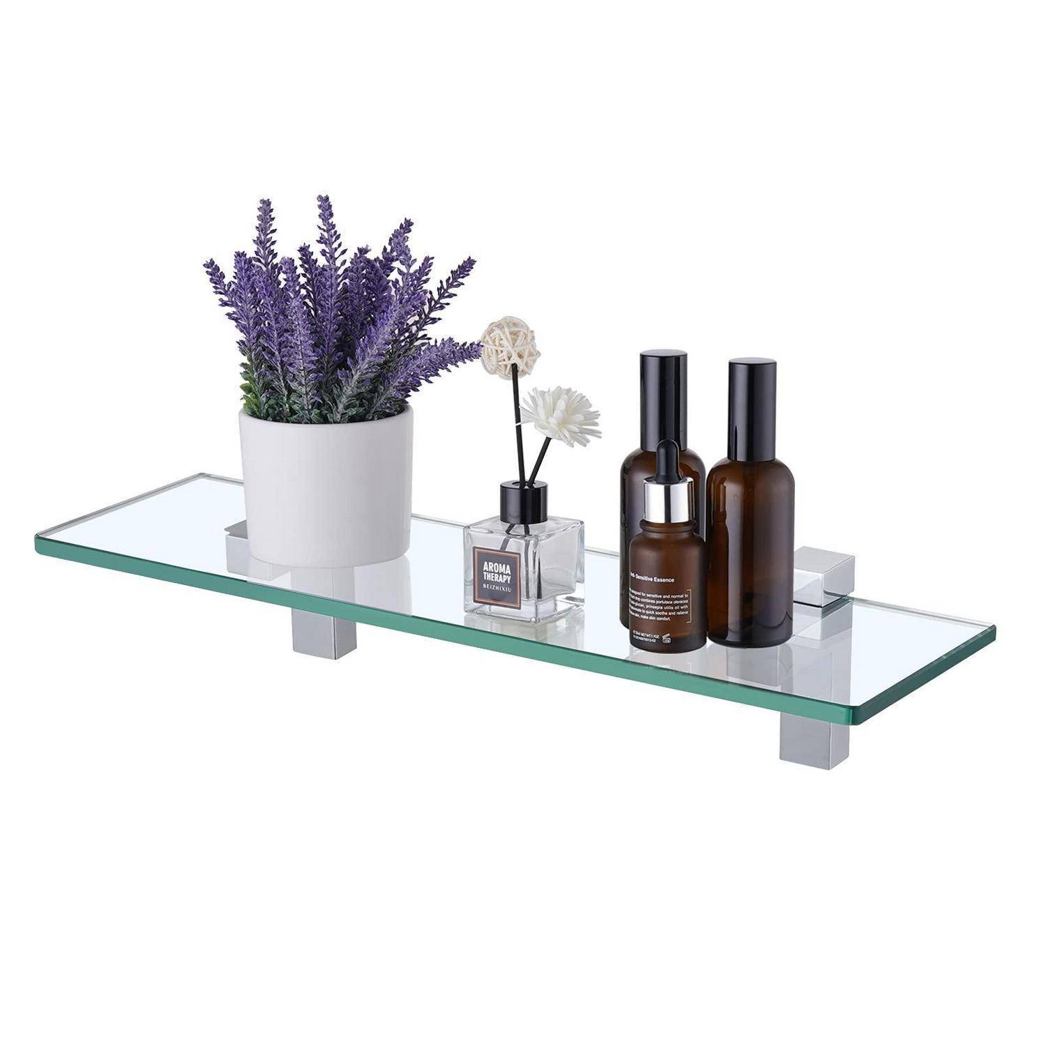 Schwebendes Glasregal mit silbernen Halterungen, auf dem eine Topflavendelpflanze, ein Raumdiffusor und zwei braune Pumpflaschen auf weißem Hintergrund stehen.