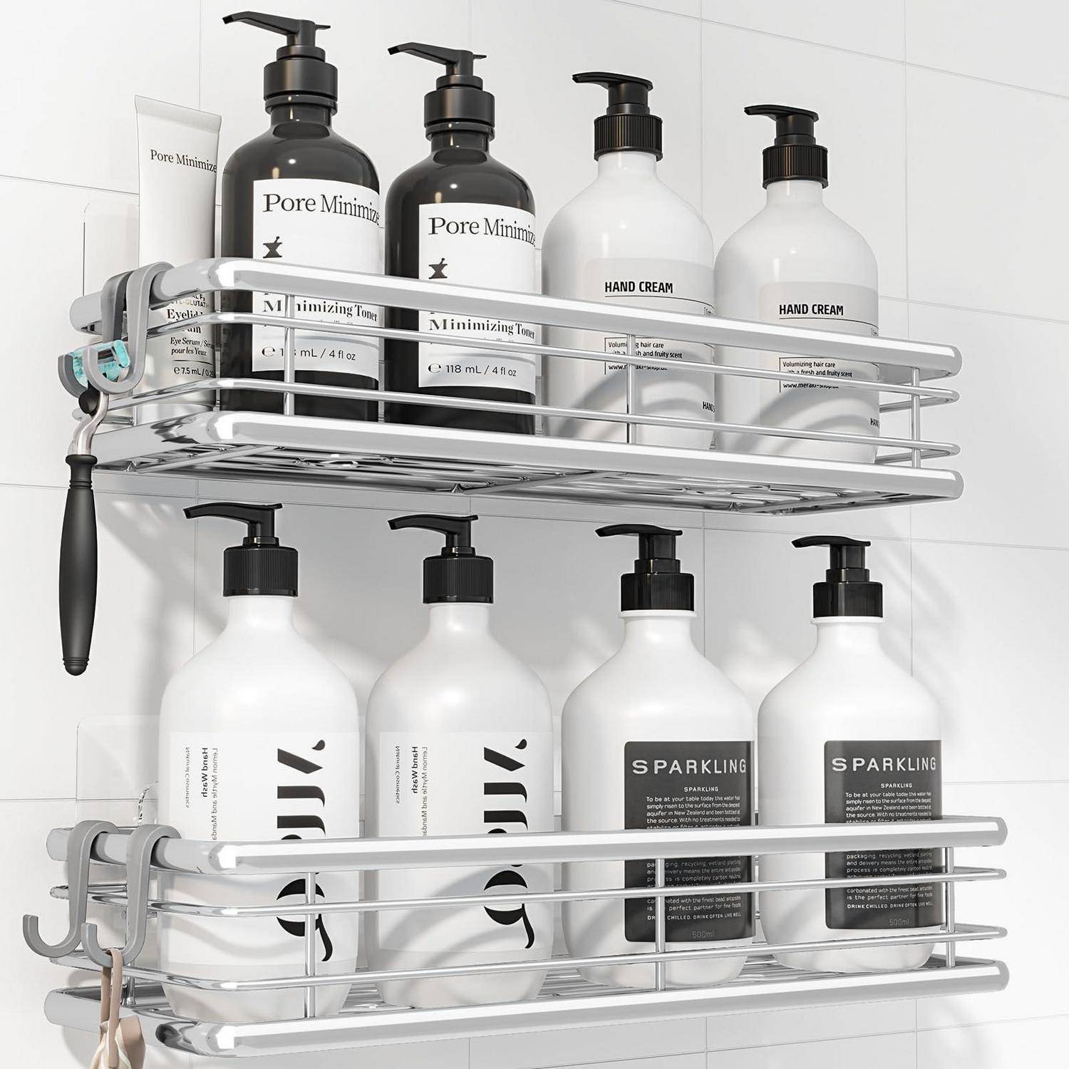 Zwei verchromte Wandregale halten schwarzweiße Pumpflaschen mit Seife, Handcreme und Reinigungsprodukten in einer Dusche oder einem Badezimmer.
