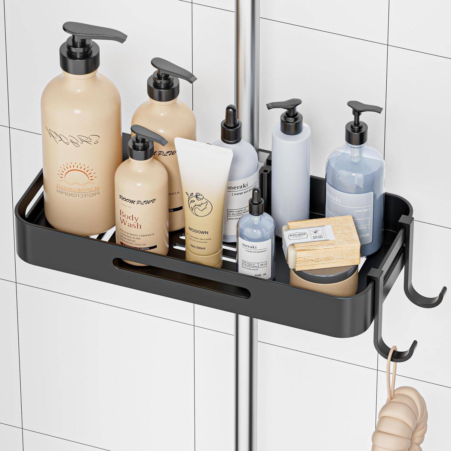 Schwarzer Duschkorb, der Shampoo, Duschgel, Lotion, Seife und eine Schrubberbürste hält, mit Haken für einen Luffa und einen Rasierer an einer gekachelten Wand.