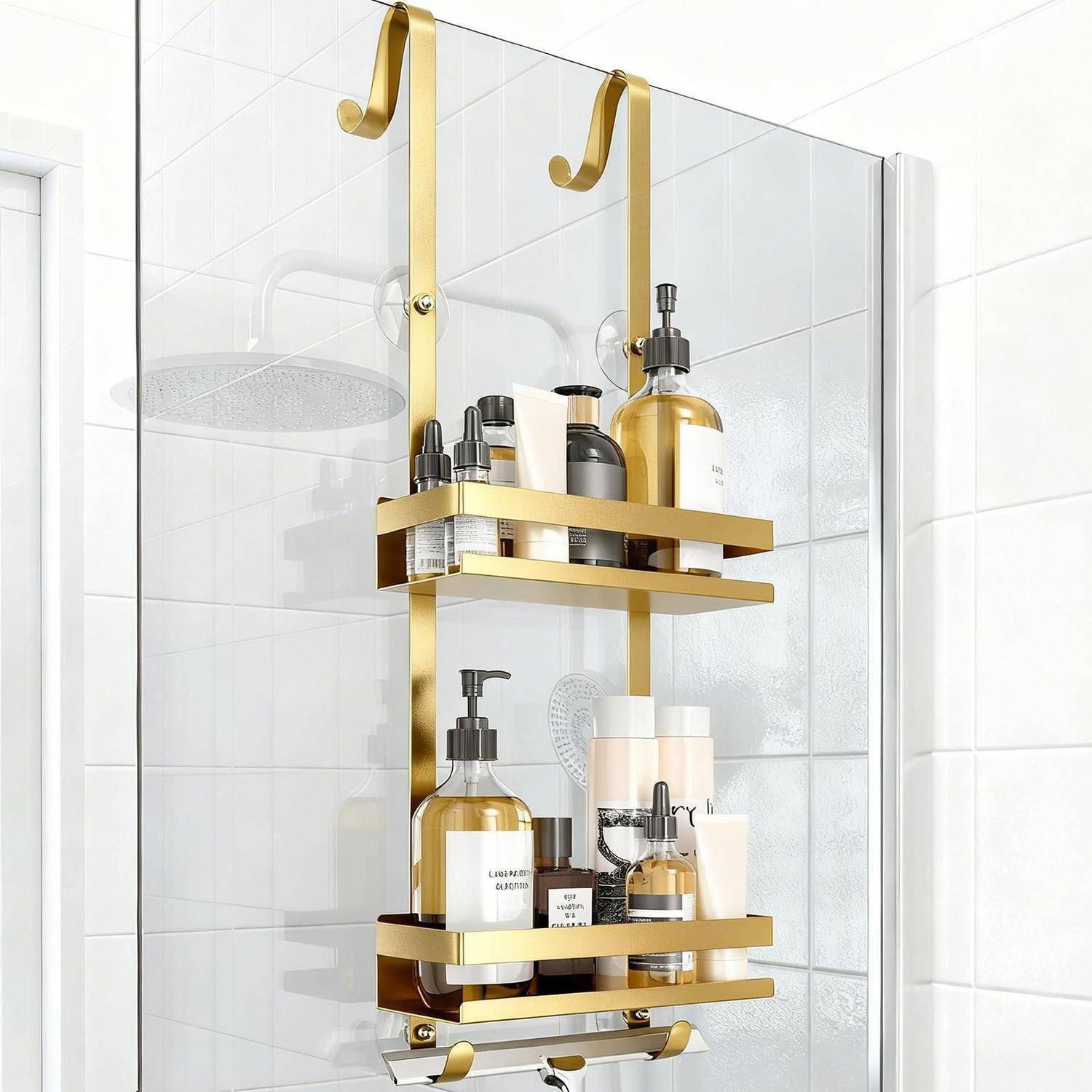 Goldene hängende Duschablage mit zwei Regalen, die Shampoo, Seife und Toilettenartikelflaschen in einer gefliesten Badezimmerdusche halten.