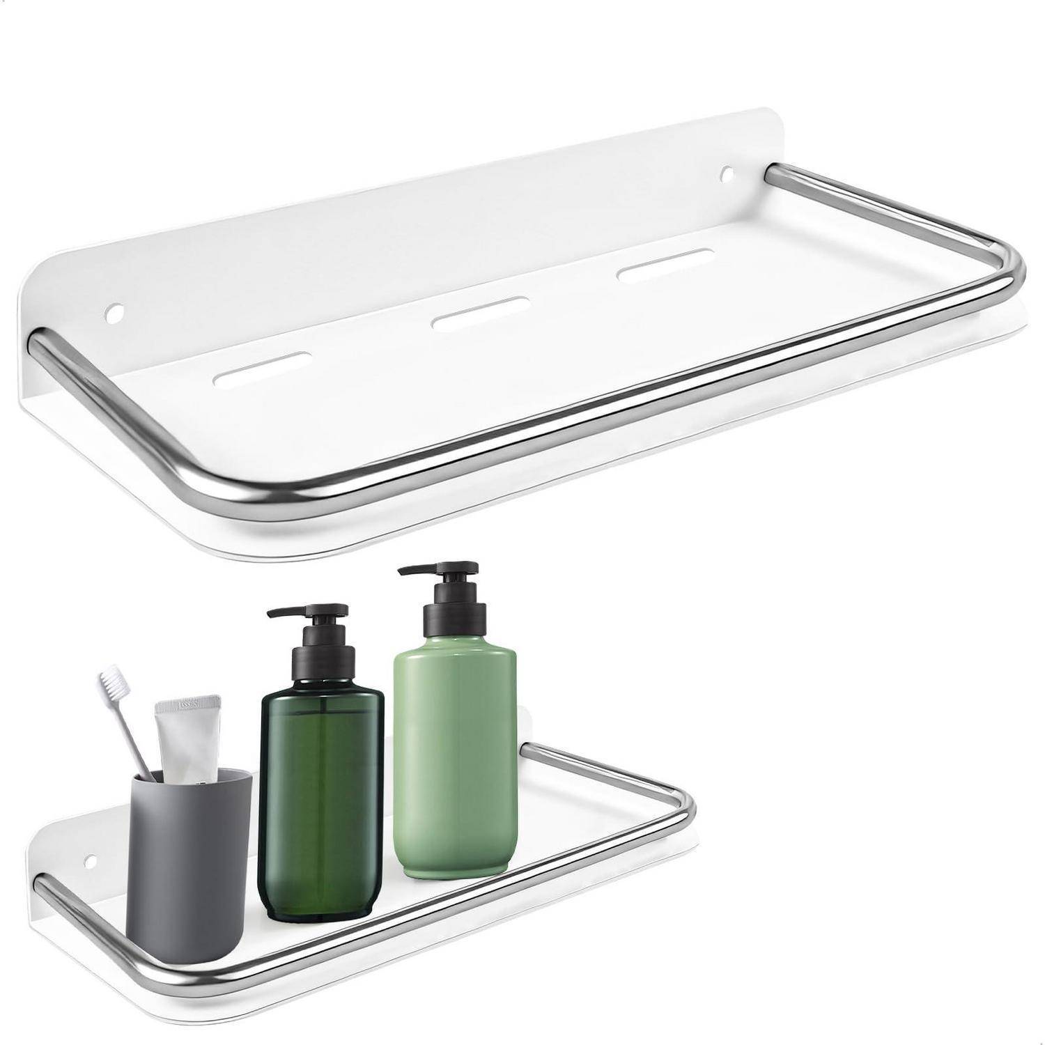 Wandmontiertes Badezimmerregal mit Metallschiene, leer gezeigt und bestückt mit Toilettenartikeln wie Seifenflaschen und einem Zahnbürstenhalter.