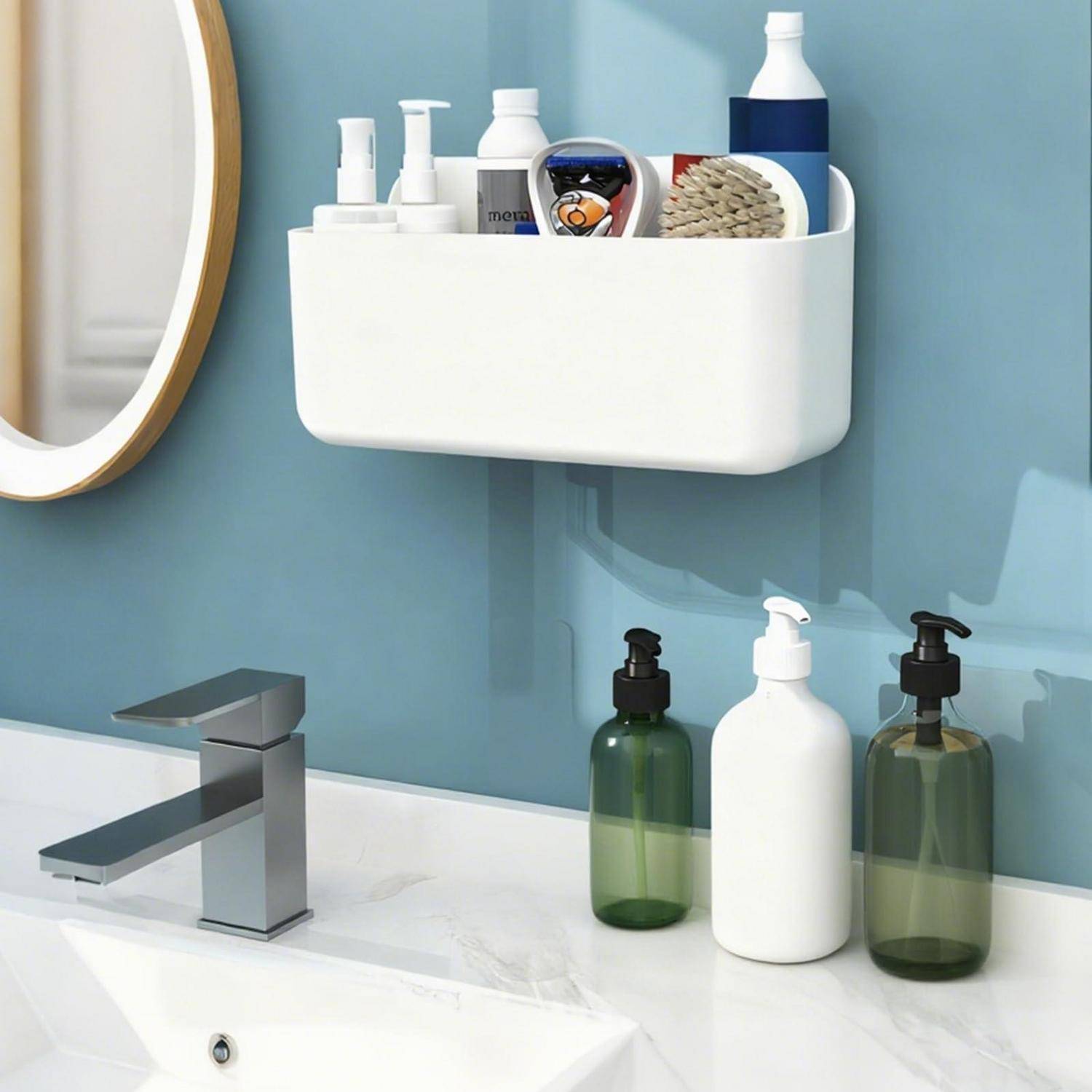 Modernes Badezimmerbecken mit an der Wand montiertem Organizer, der Toilettenartikel und Seifenspender an einer blauen Wand hält.