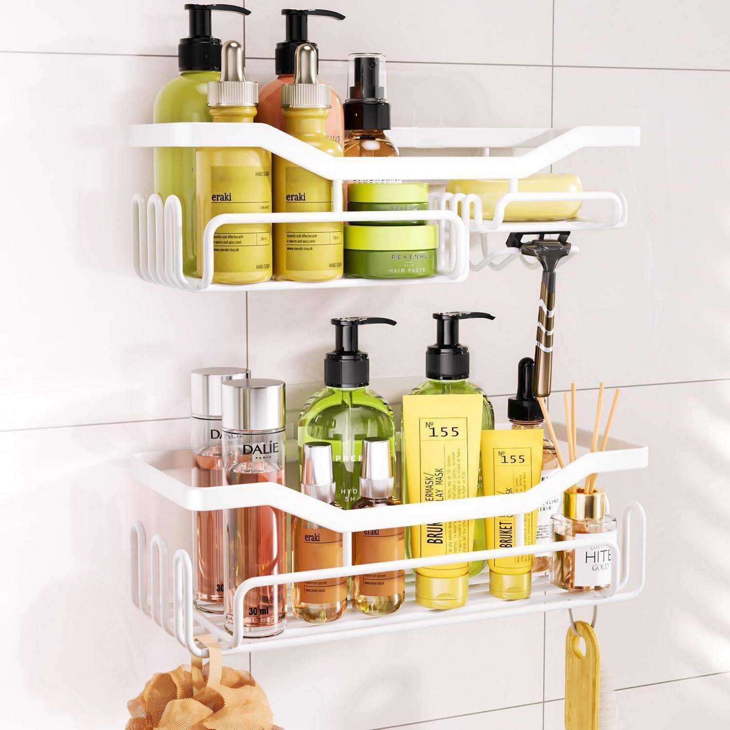 Zwei weiße Duschkörbe halten Shampoo, Duschgel, Lotion, Rasierer und Zahnbürsten in einer gefliesten Dusche.