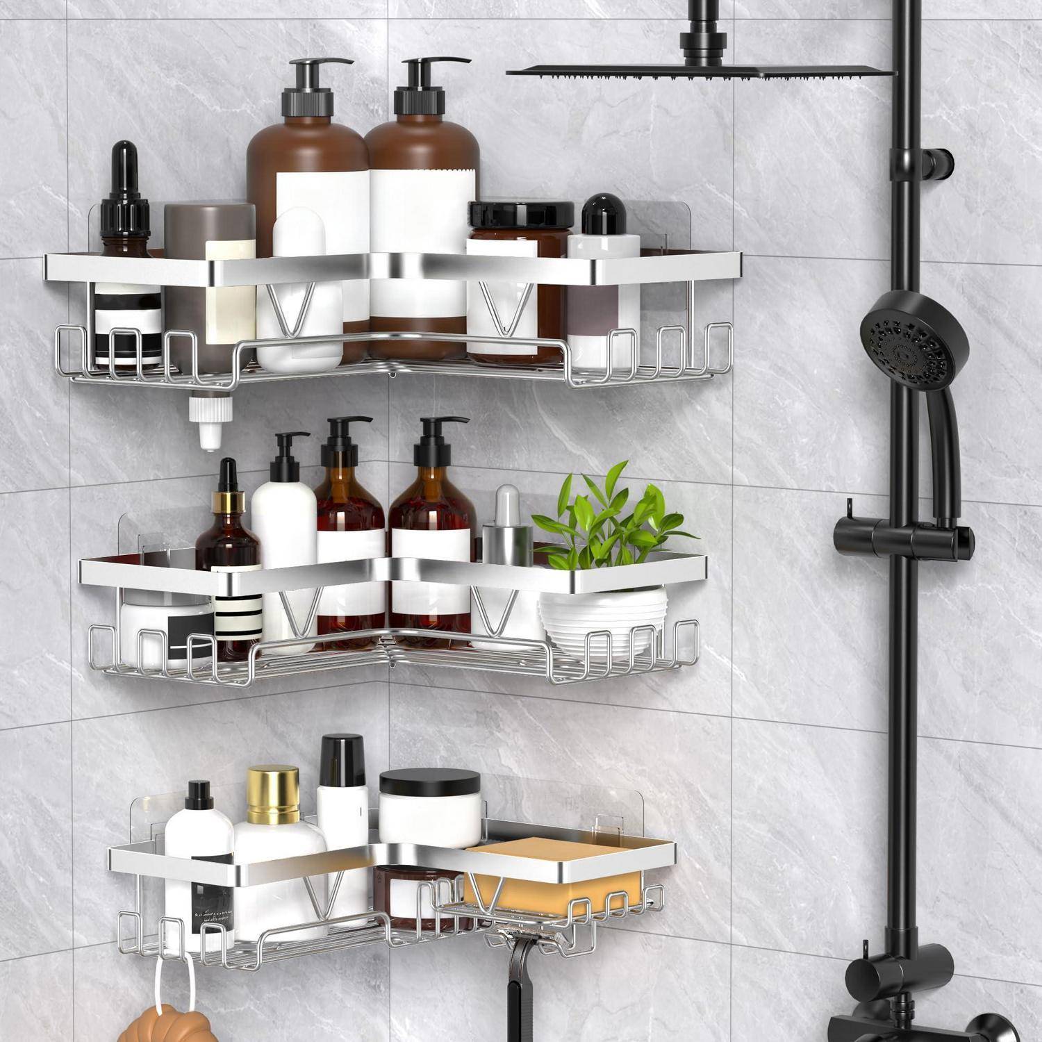 Badezimmer-Duschablage mit drei Metalleckenregalen, die Shampoo, Seife, Toilettenartikel, eine Pflanze und einen schwarzen Duschkopf an einer gefliesten Wand halten.