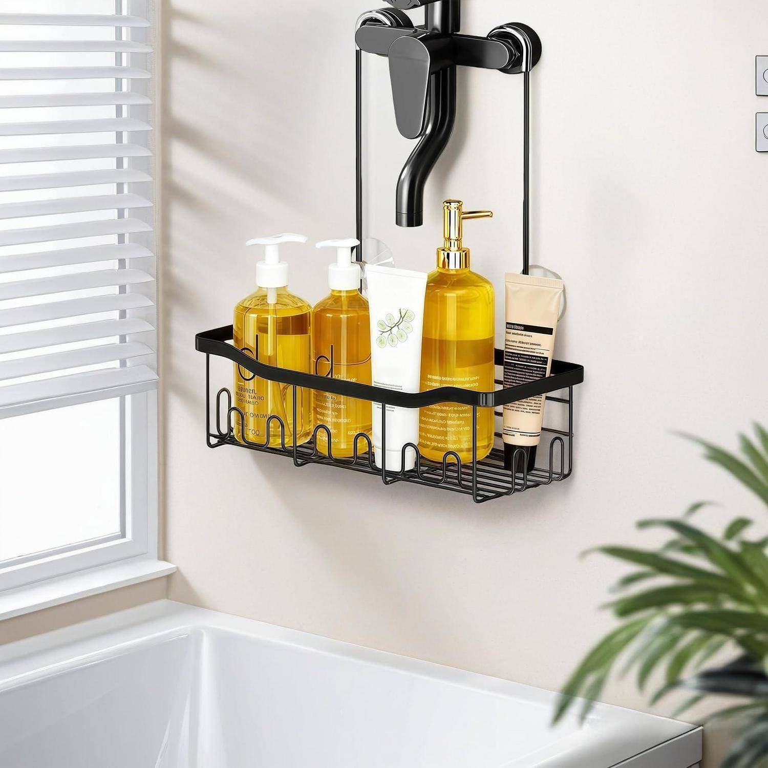Duschkorb mit Flaschen und Tuben unter einer wandmontierten Duscharmatur neben einer Badewanne und Jalousien.