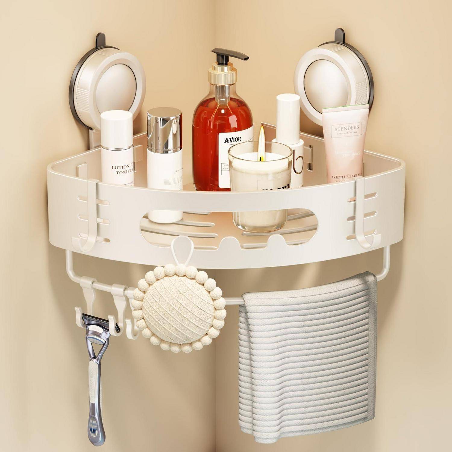 An der Wand angebrachtes Badezimmerregalin der Ecke mit Toilettenartikeln, kleinem Spiegel, Kerze und Lotion; Haken darunter halten einen Luffa, einen Rasierer und ein gefaltetes Handtuch.