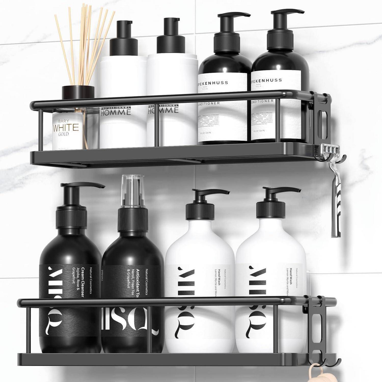 Zwei an der Wand montierte Duschablagen halten verschiedene Shampoo- und Körperwascheflaschen, mit einem Raumduftspender und einem hängenden Rasierer in einem gefliesten Badezimmer.