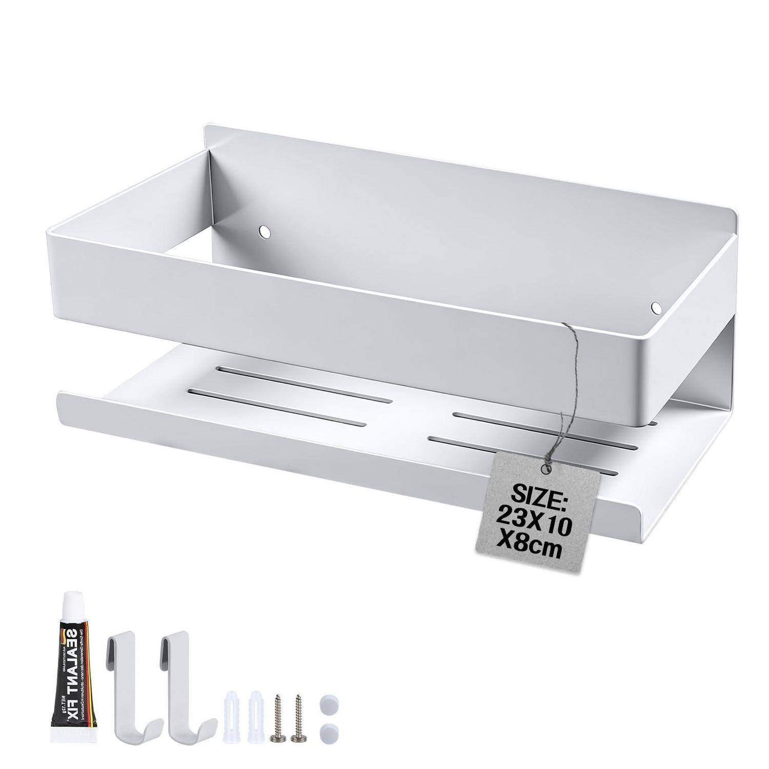 Weiß montiertes Metalllagr­egal an der Wand mit Befestigungsmaterial und einem Größenetikett mit der Aufschrift „GRÖSSE: 23X10X8cm