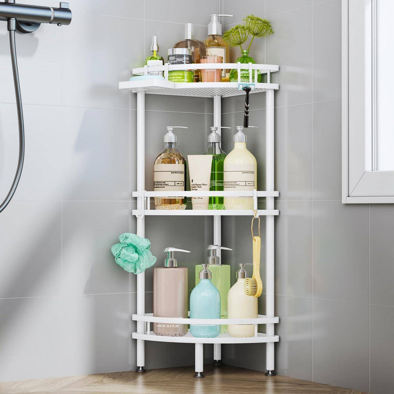 Eckduschen-Abstellkorb mit verschiedenen Shampoos, Körperwaschmitteln und Badezimmeraccessoires in einer gefliesten Badezimmerdusche.