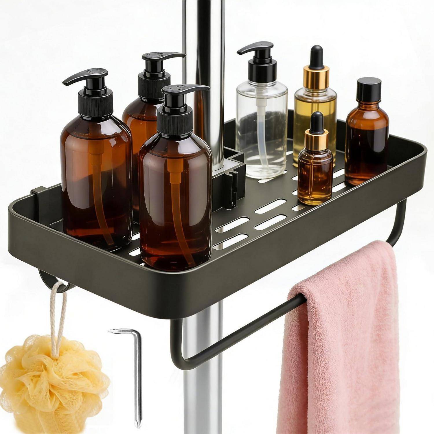 Schwarzes Eckduschregal mit Stange mit Shampooflaschen, Tropfflaschen, einem hängenden Luffa und einer Handangerstange, die ein rosa Handtuch hält.