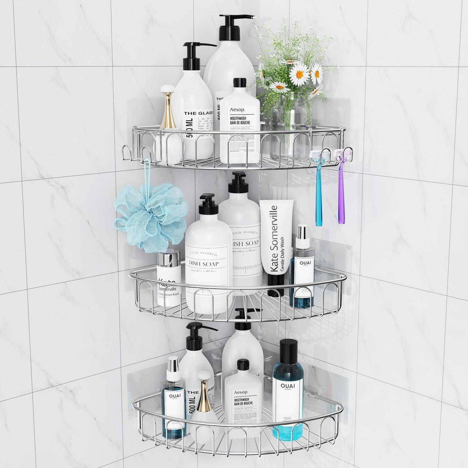 Dreistöckiges Eckdusche-Regal mit verschiedenen Toilettenartikeln, Seife und Zubehör in einer gekachelten Badezimmerdusche.