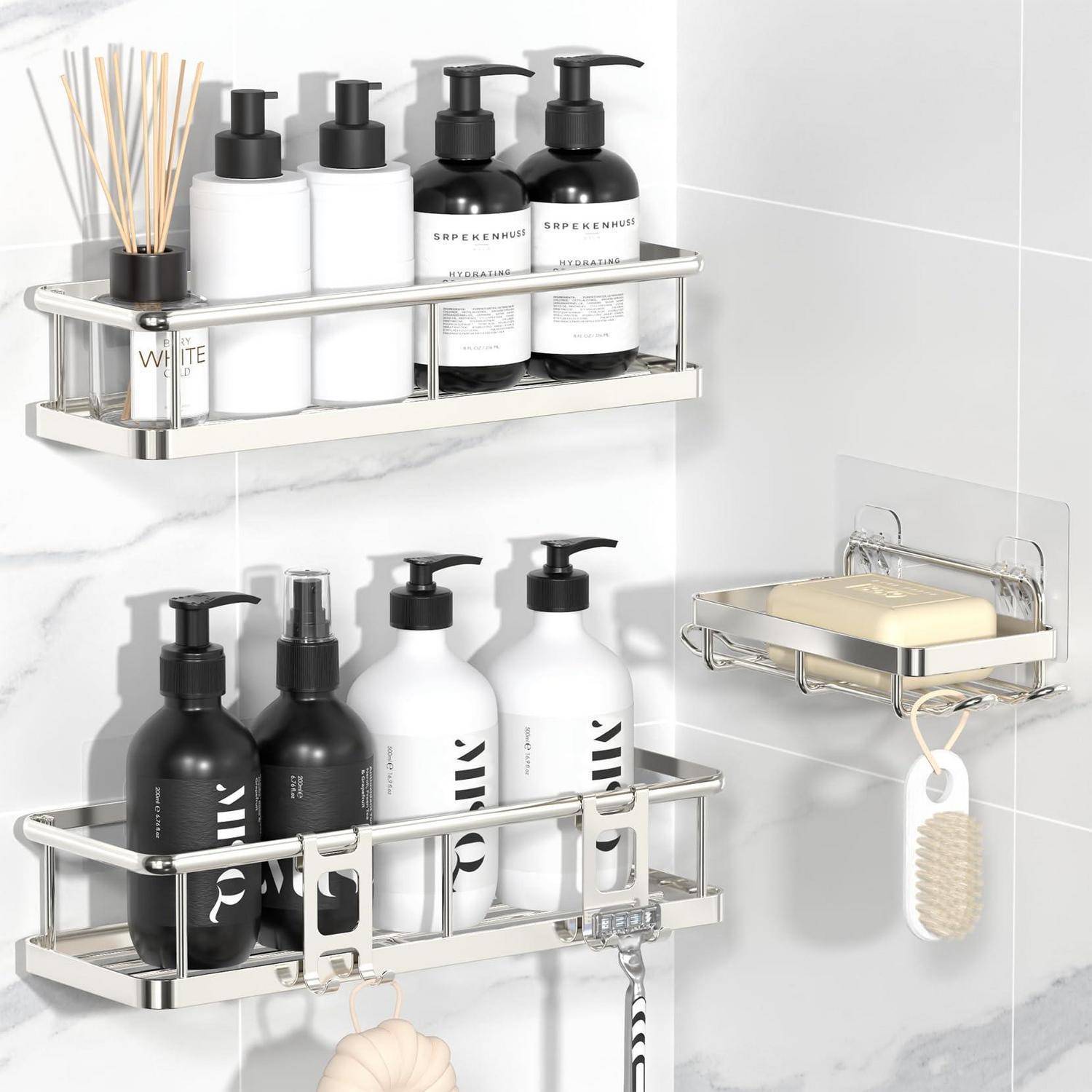Zwei Edelstahlwandregale in einer gefliesten Dusche halten Shampoo- und Conditioner-Flaschen, mit einem Seifenhalter und einer hängenden Bürste auf der rechten Seite.