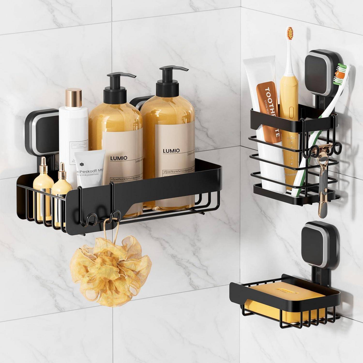 Wandmontierte Badezimmerorganizer, die Shampoo, Lotion, Zahnbürsten und Toilettenartikel in einem gefliesten Duschbereich halten.