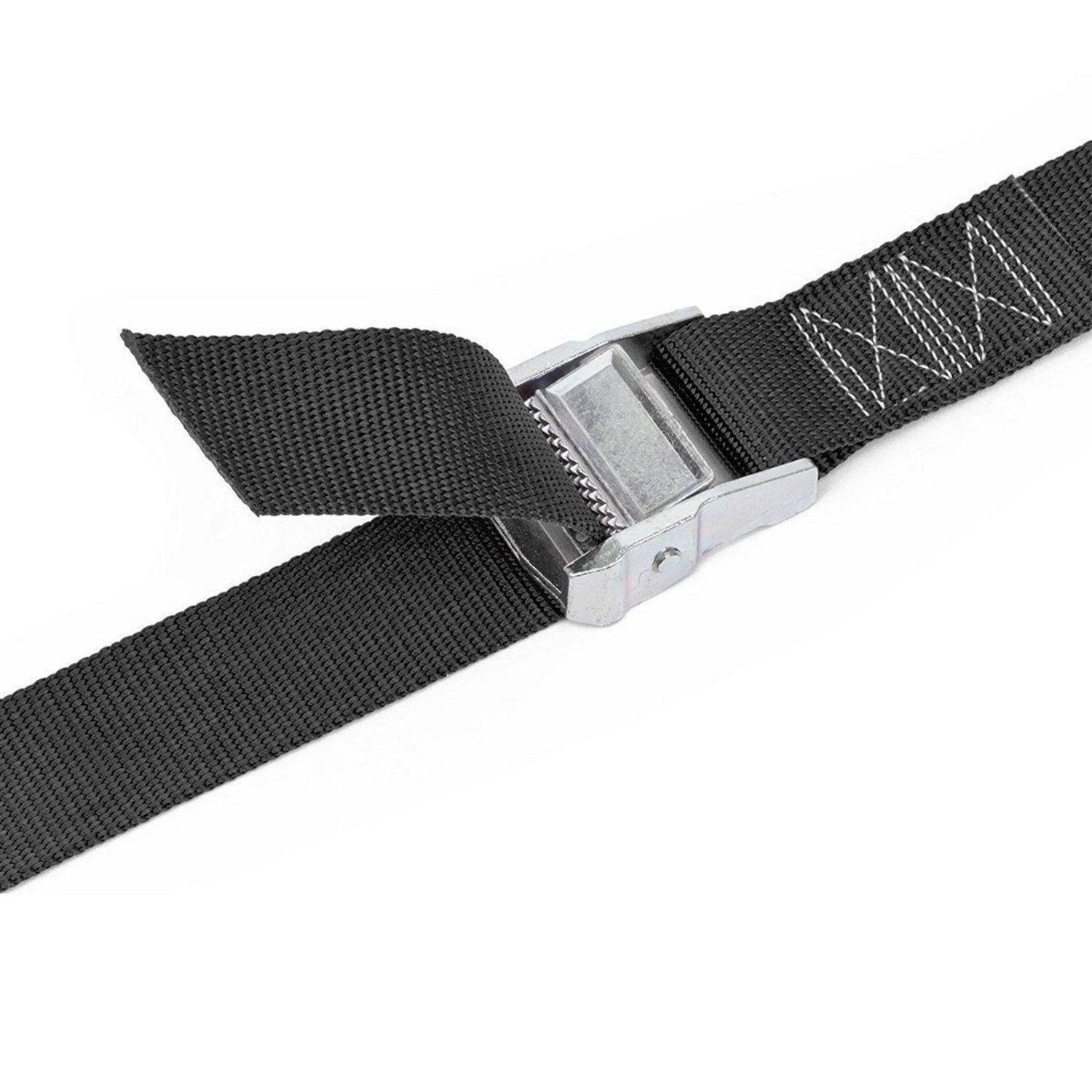 Schwarze Nylon-Zurrgurt mit metallischer Ratschenschnalle auf weißem Hintergrund.