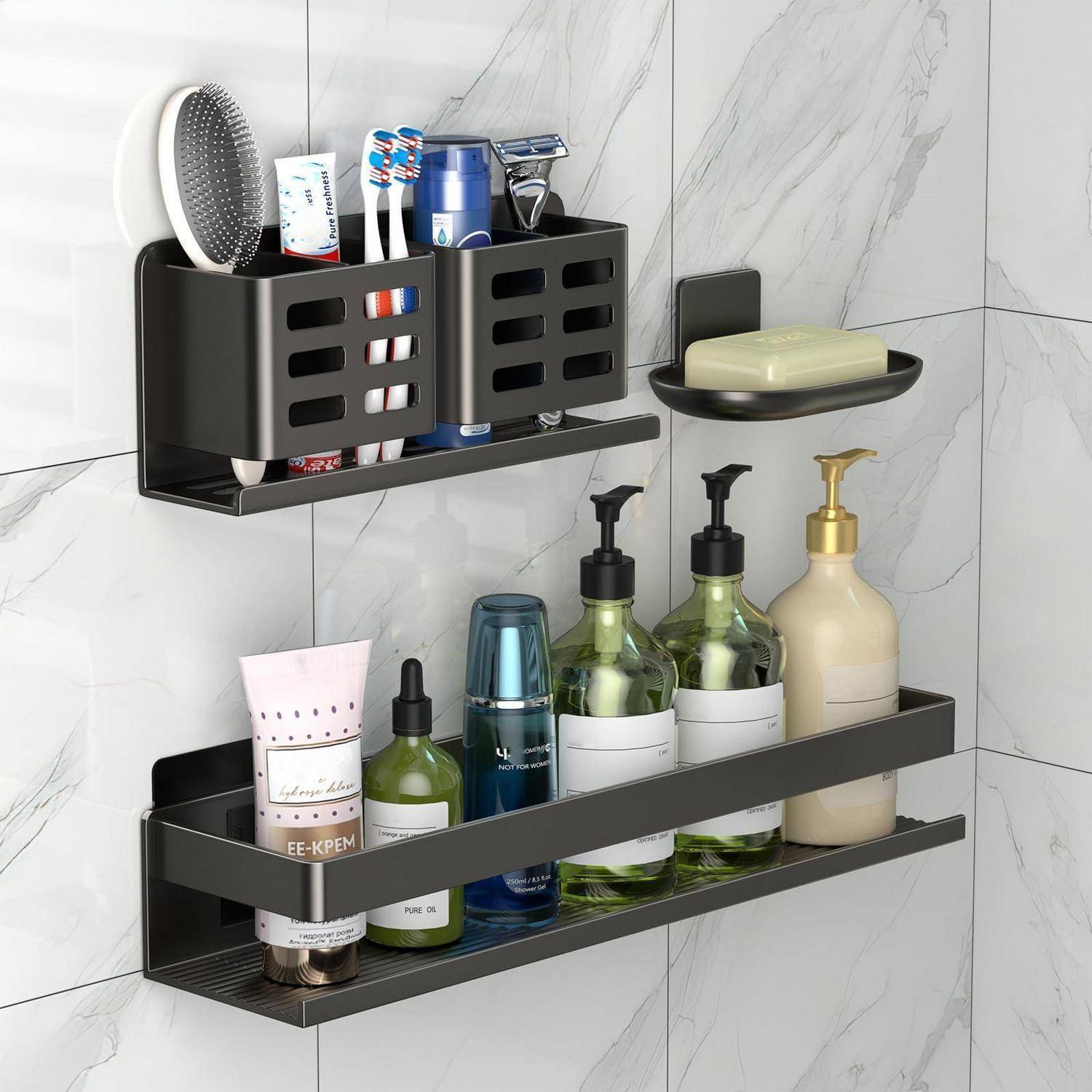 Zwei schwarze an der Wand montierte Badezimmerorganizer halten Toilettenartikel, Zahnpasta, Bürsten, Seife und Pumpflaschen an einer gefliesten Wand.