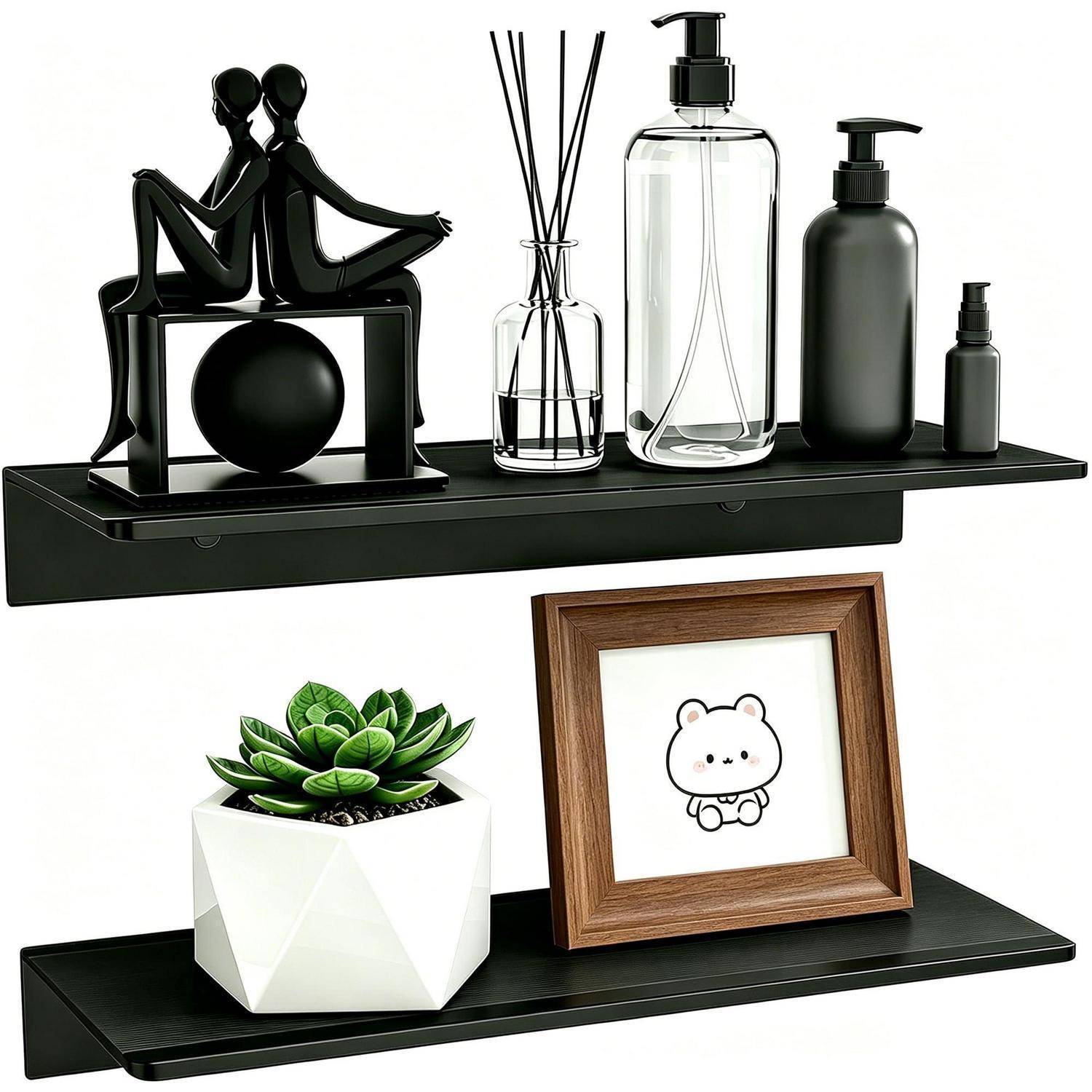 Zwei schwarze Wandregale mit Dekoration: Das obere Regal hat schwarze Figuren, einen Glaszerstäuber und Pumpflaschen; das untere Regal hat eine Topfpflanze mit Sukkulenten und einen gerahmten Cartoon-Bären.