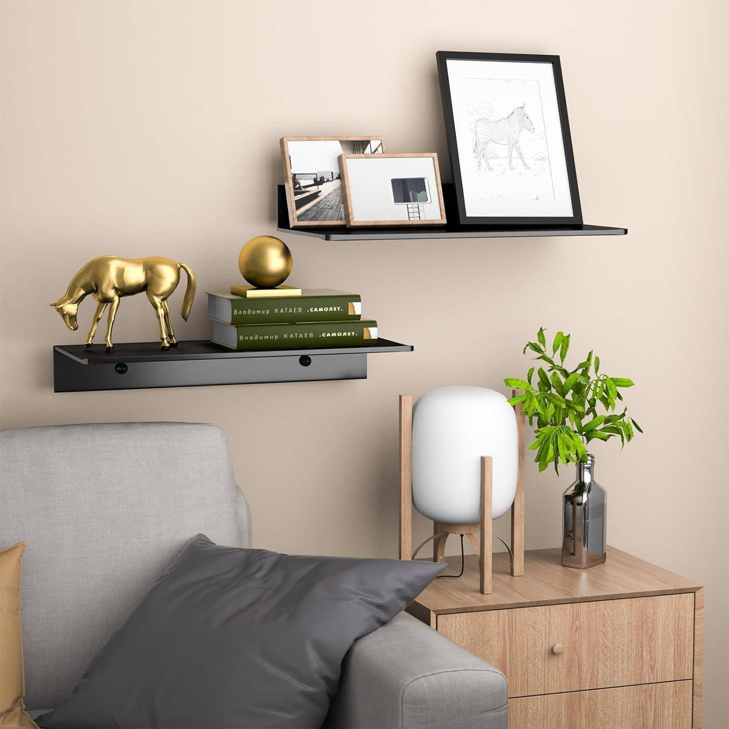 Moderner Wohnzimmerecke mit grauem Sofa, schwarzen Wandregalen, goldenem Pferdedekor, Bilderrahmen, Büchern, Lampe und Topfpflanze auf einem Beistelltisch.