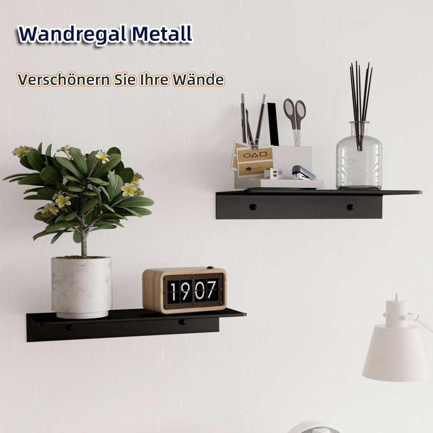Foto von schwarzen Wandregalen an einer weißen Wand, stilisiert mit einer Pflanze, einer Uhr, Gläsern, einer Schere und einer Lampe; der Text lautet „Wandregal Metall" und „Verschönern Sie Ihre Wände"".