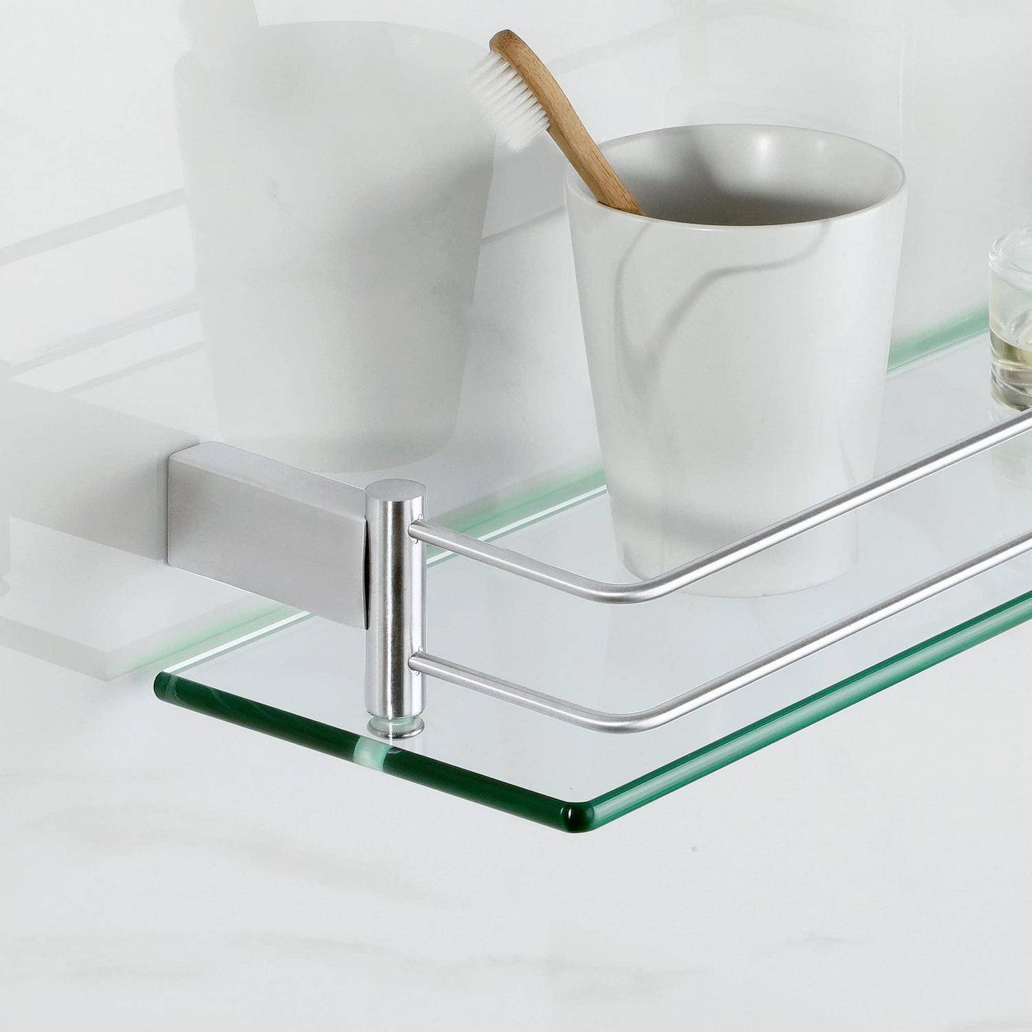 Badezimmer-Glasregal mit Chromschiene, das einen Zahnbürstenbecher und ein kleines Glas hält