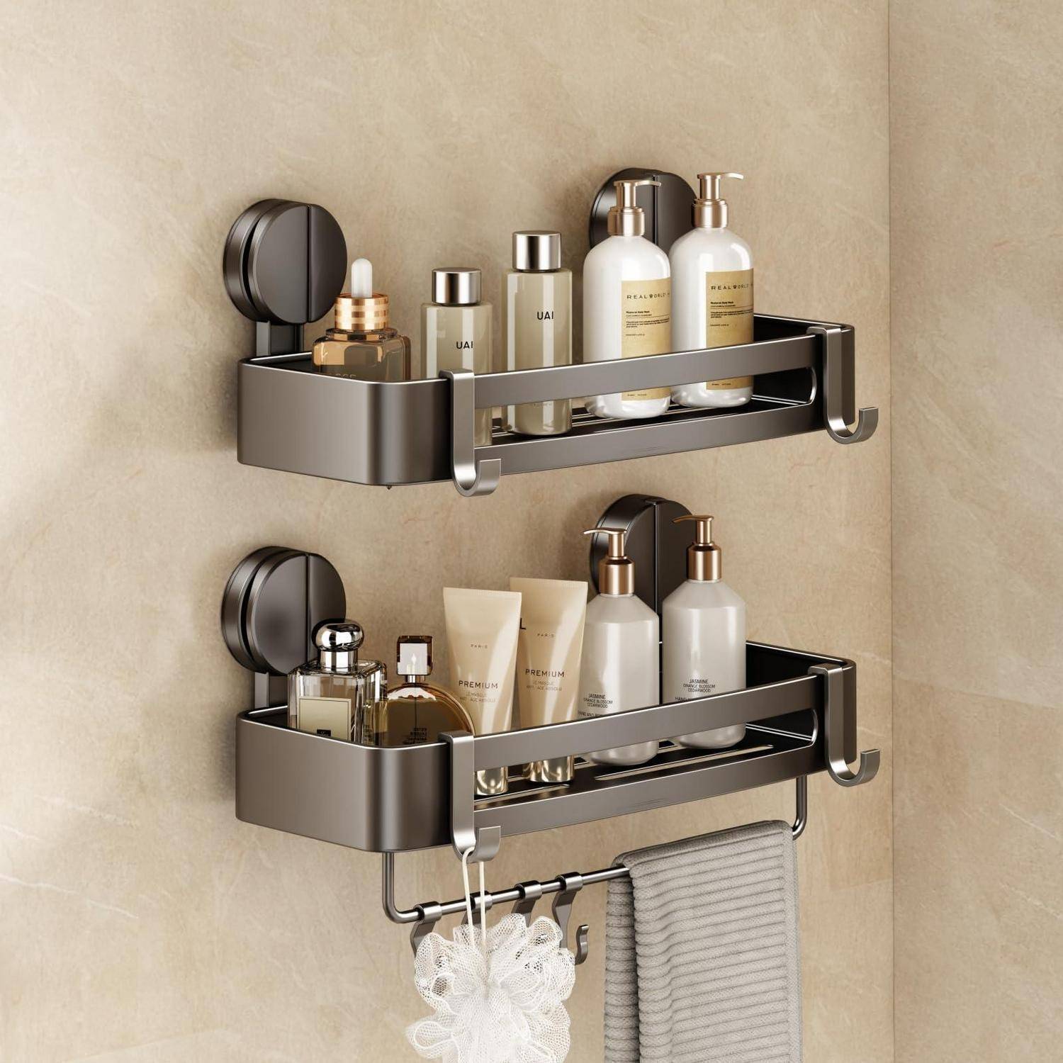 Zwei an der Wand montierte Badezimmerregal mit Toilettenartikeln und Flaschen, mit einem Handtuch, das an der unteren Ablage hängt.