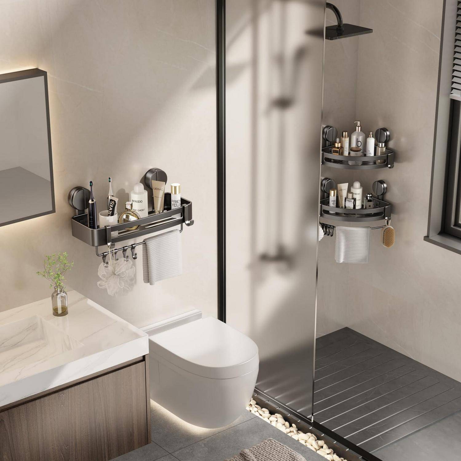 Modernes Badezimmerinneres mit Toilette neben einer begehbaren Dusche, an der Wand befestigte Regale mit Toilettenartikeln und einem Waschtisch mit Spiegel.