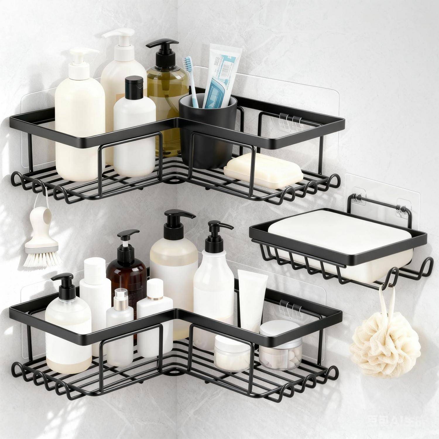 An der Wand montierte schwarze Duschablagen, die Shampoo, Seife und Toilettenartikel in einem gefliesten Badezimmer halten, mit einem Luffa und einer Bürste, die in der Nähe hängen.