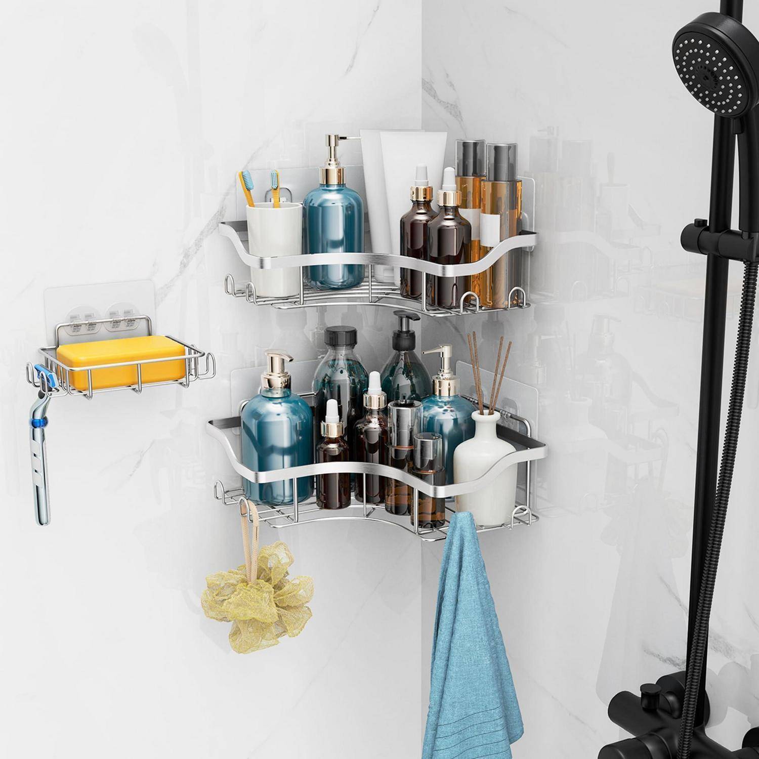 An der Wand montierte Duschablagen, die Toilettenartikel, Flaschen und Seife in einer gefliesten Badezimmerduschen neben einem schwarzen Handbrausekopf halten.