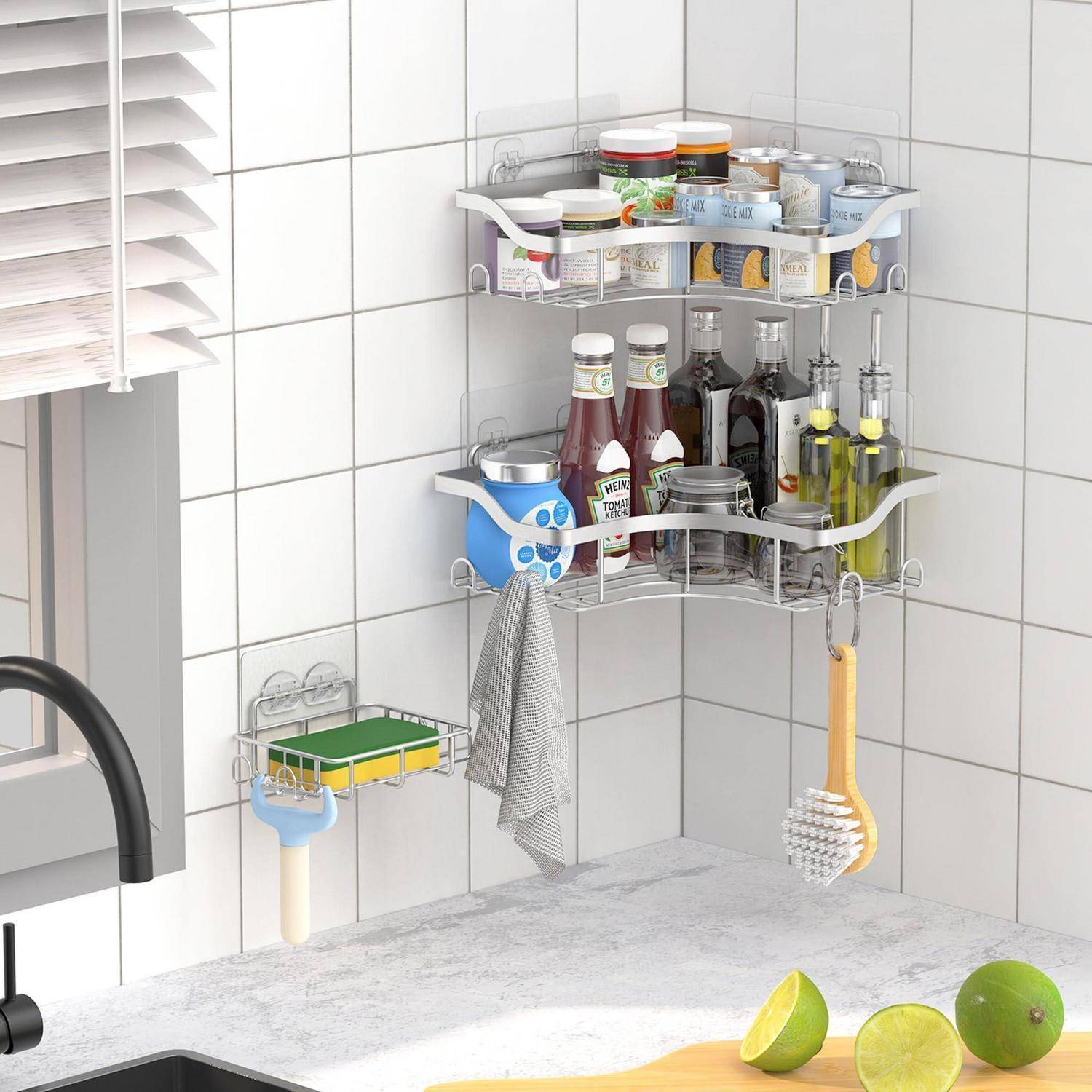 Eckküchen-Wandregale halten Würzmittel, Gläser, Utensilien und Reinigungsmittel über einer Arbeitsplatte mit Limetten und einem Spülbecken.