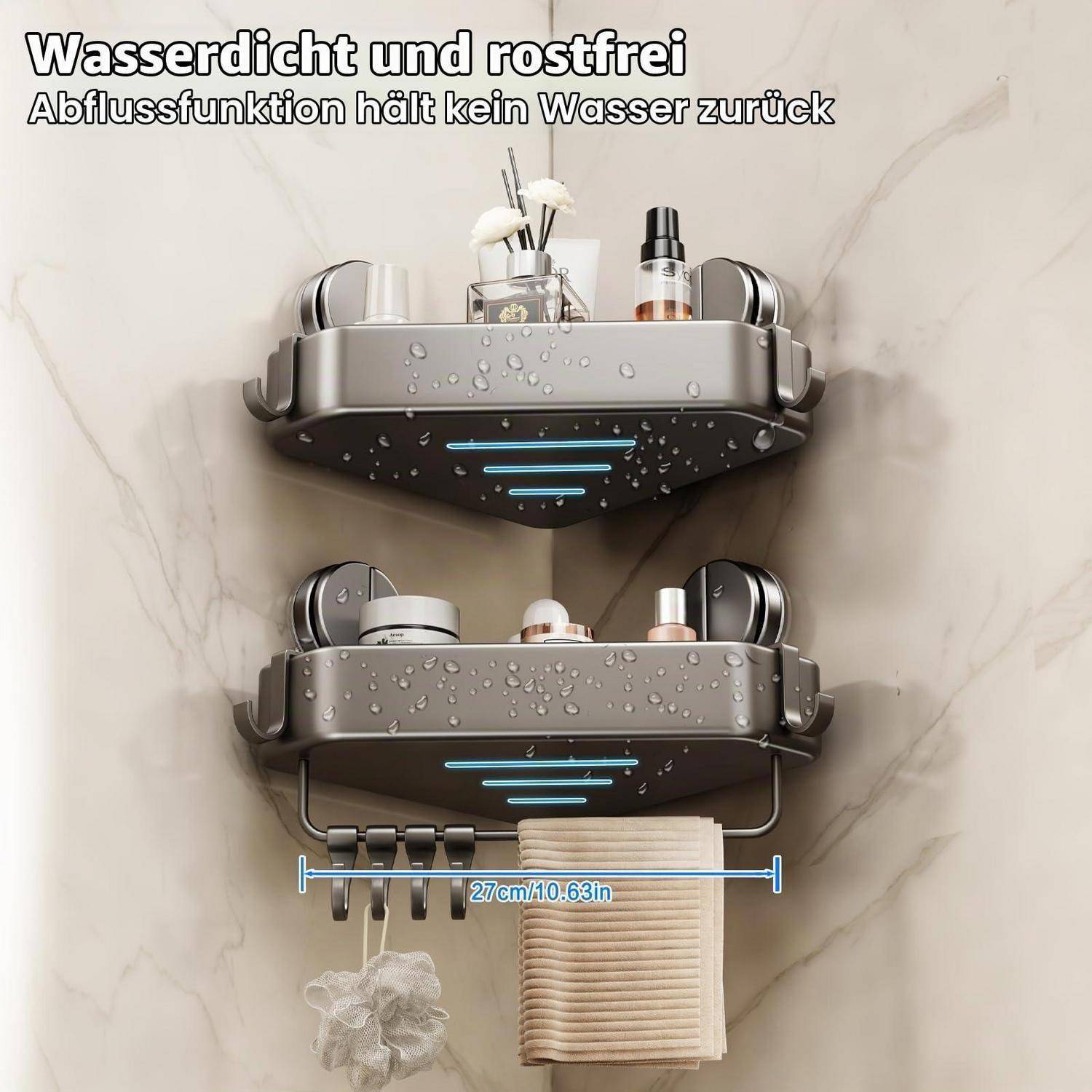 Zwei Edelstahl-Eckduschablagen, die auf einer gefliesten Wand montiert sind, halten Toilettenartikel und Handtücher und mit deutschem Text, der besagt, dass sie wasserdicht und rostfrei sind und 27 cm breit messen.