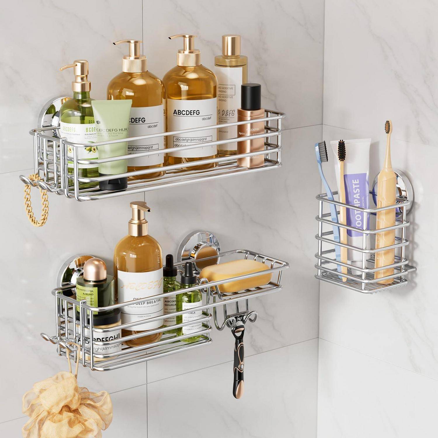 Wandmontierte Duschkörbe halten Shampoo, Seife und Zahnbürsten und organisieren Toilettenartikel in einer gefliesten Badezimmerdusche.