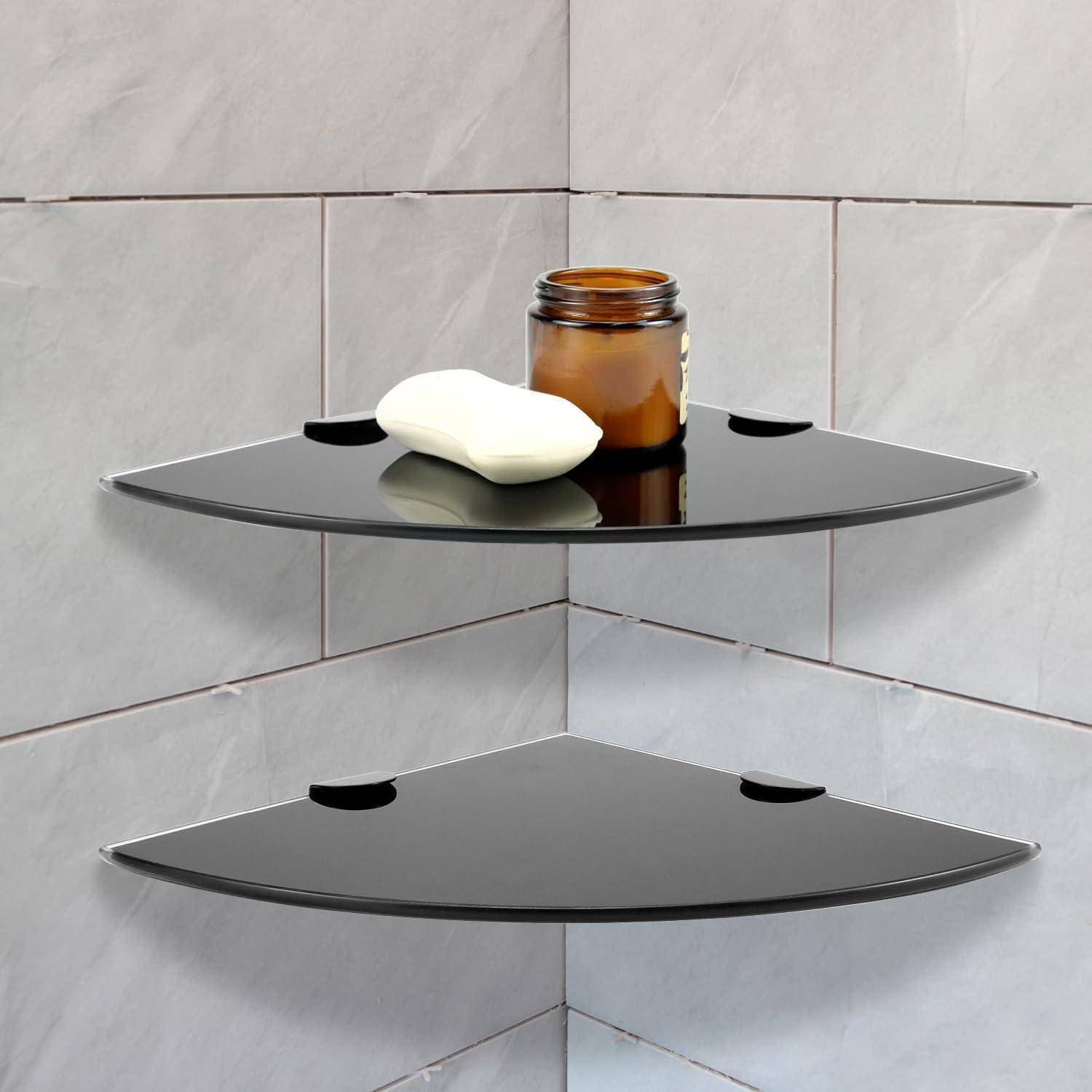 Zweistufiges schwarzes Eckregal für die Dusche, auf dem ein Seifenstück und ein Bernsteinglas in einem gefliesten Badezimmer stehen.