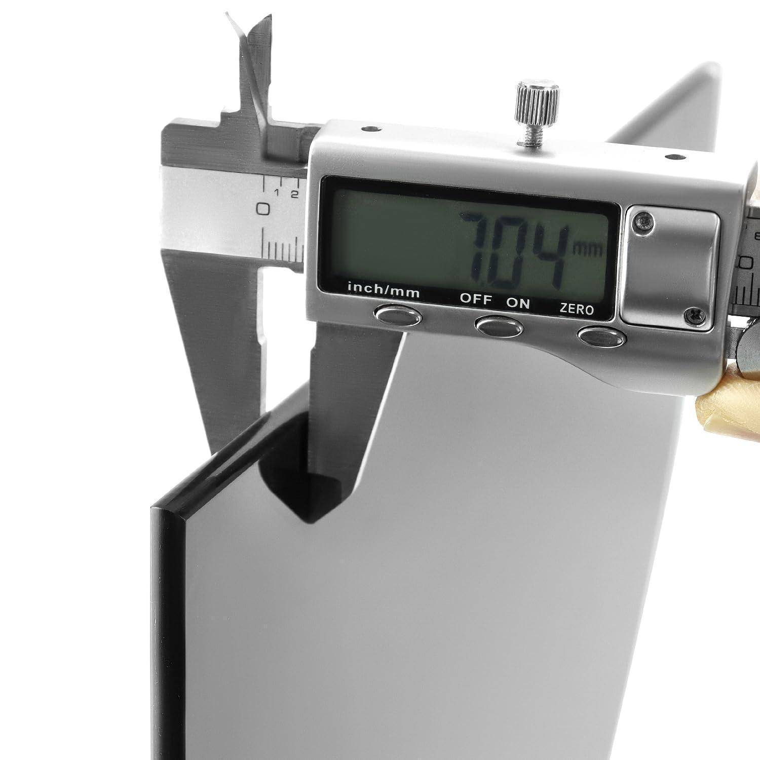 Digitale Schieblehre misst die Dicke eines flachen grauen Panels und zeigt 70,4 mm auf dem Display an.