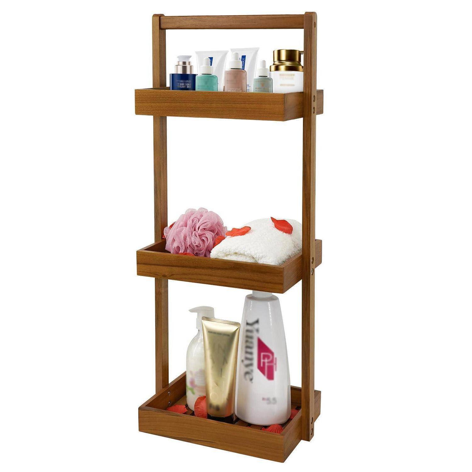 Holzregal im Badezimmer mit drei Ebenen zur Aufbewahrung von Toilettenartikeln, Flaschen und Badezimmeraccessoires.
