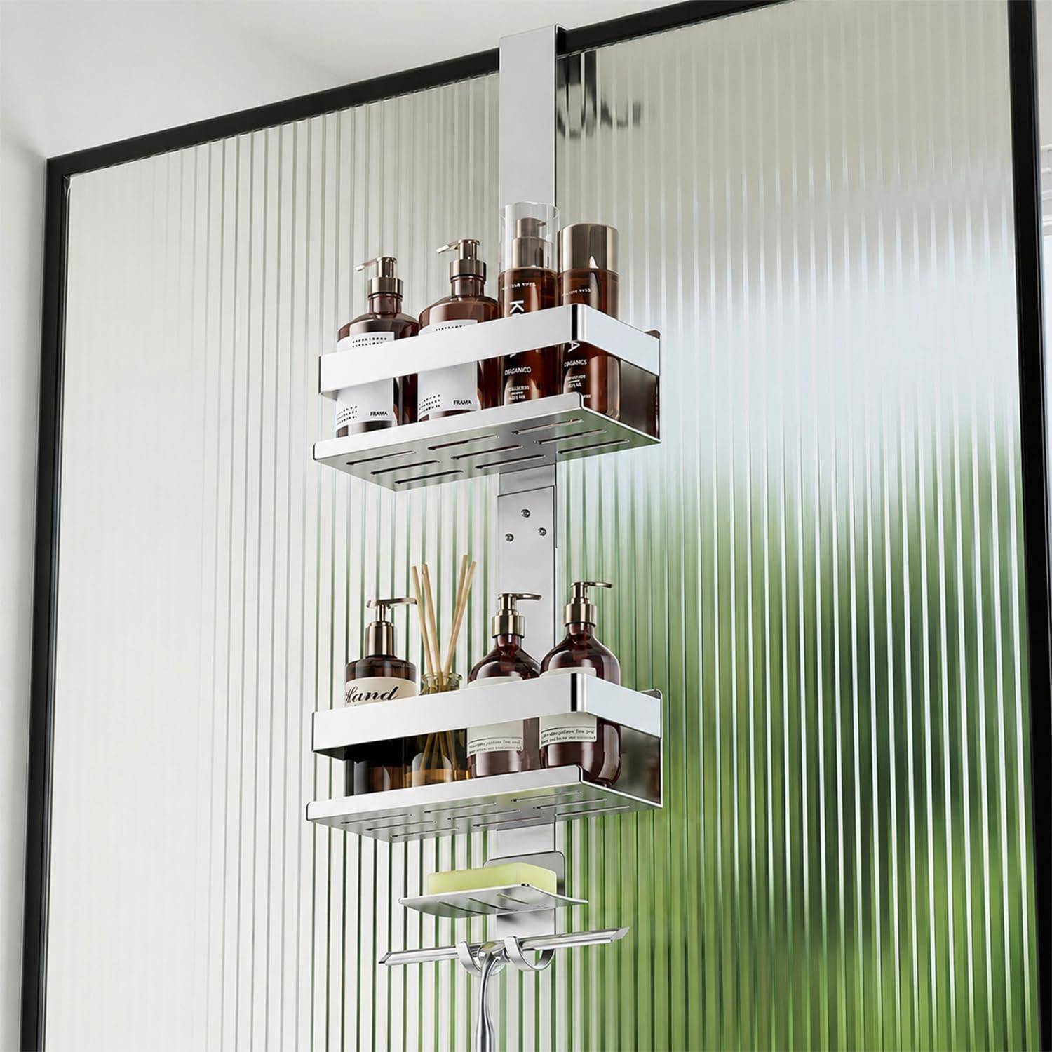 An der Wand montierter Duschkorb mit mehreren braunen Toilettenflaschen, einem Zahnbürstenhalter und einem Duschwischer auf einem mattiertem Glaspanel im Badezimmer.