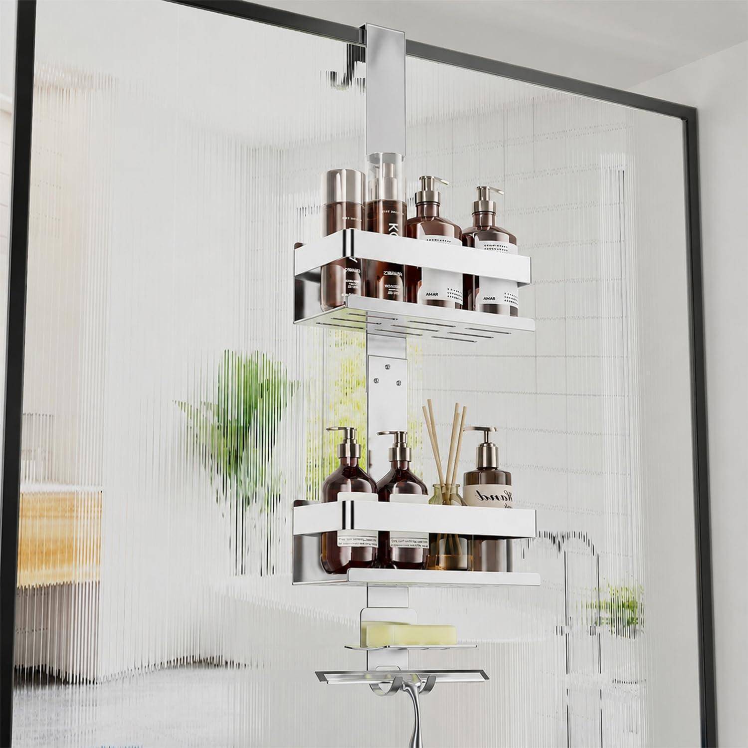 Verchromter hängender Duschkorb mit Flaschen, Seife und Pumpenspendern, die an einer mattierten Glasduschewand angebracht sind.