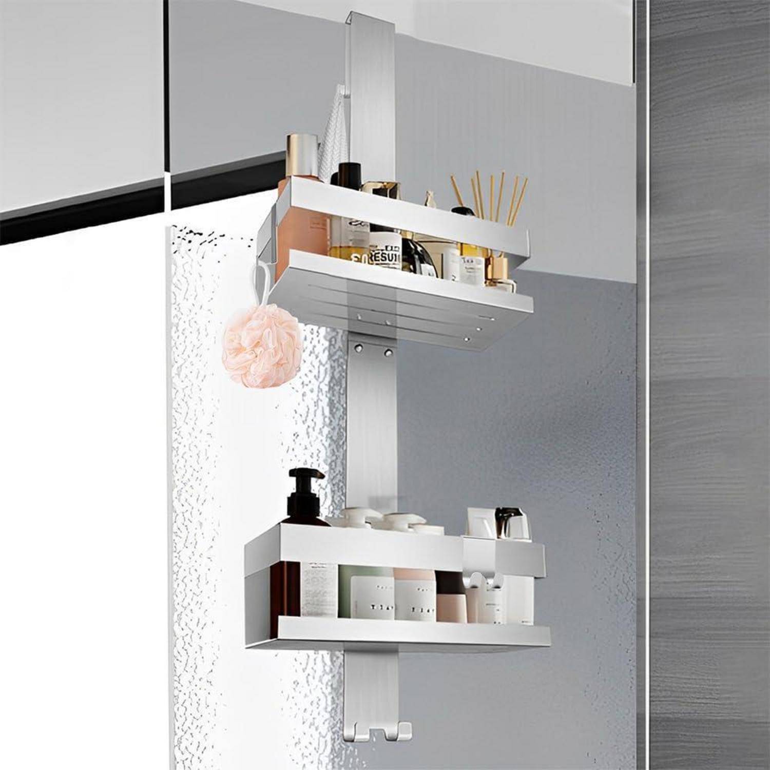 An der Wand angebrachtes verstellbares Badezimmerregal mit zwei Tabletts, die Toilettenartikel halten, und einem hängenden Badeschwamm, gezeigt an einer gefliesten Duschwand.