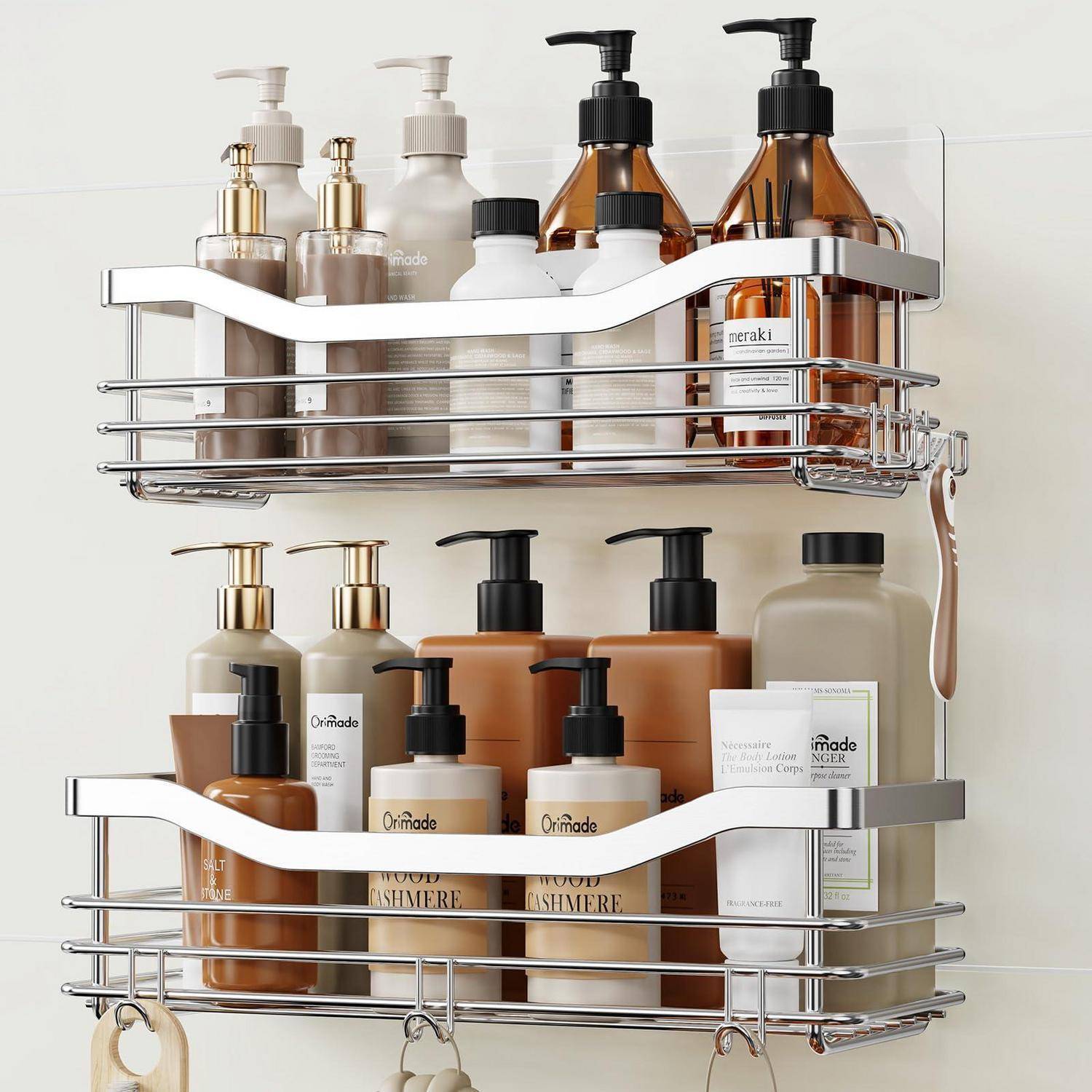 Zwei wandmontierte Duschkörbe, die verschiedene Flaschen mit Shampoo, Conditioner und Duschgel in einem Badezimmer halten.