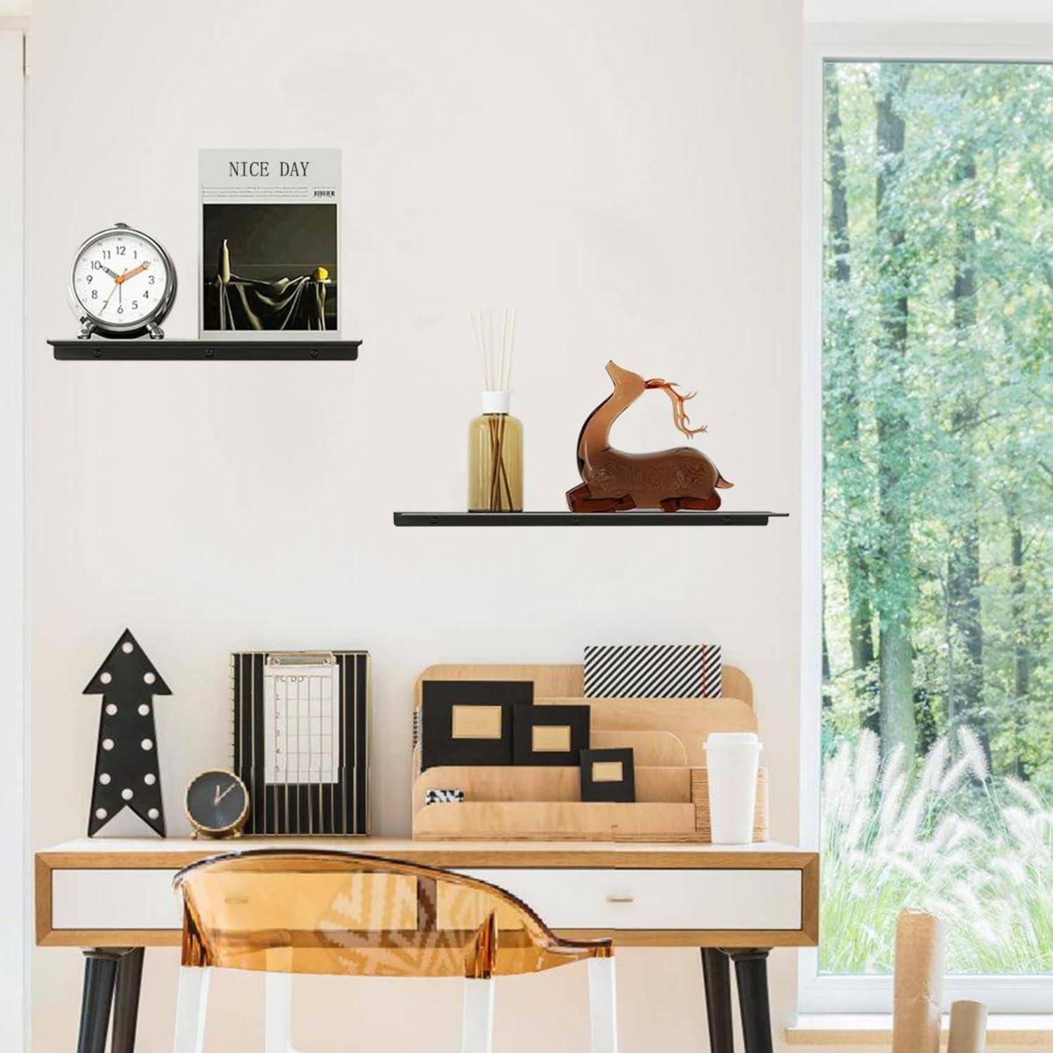 Minimalistischer Arbeitsbereich mit Holzschreibtisch, bernsteinfarbendem Stuhl, Regalen, Uhr, Dekoration und einem großen Fenster mit Bäumen draußen.