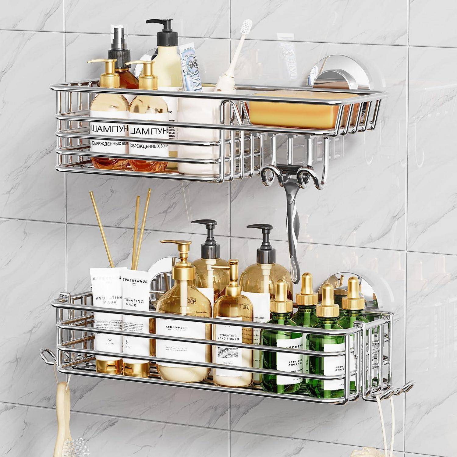 Zwei verchromte Badezimmer-Regalkörbchen, die an einer gekachelten Duschwand montiert sind und Shampoo, Seife, Toilettenartikel und einen Schwamm enthalten.