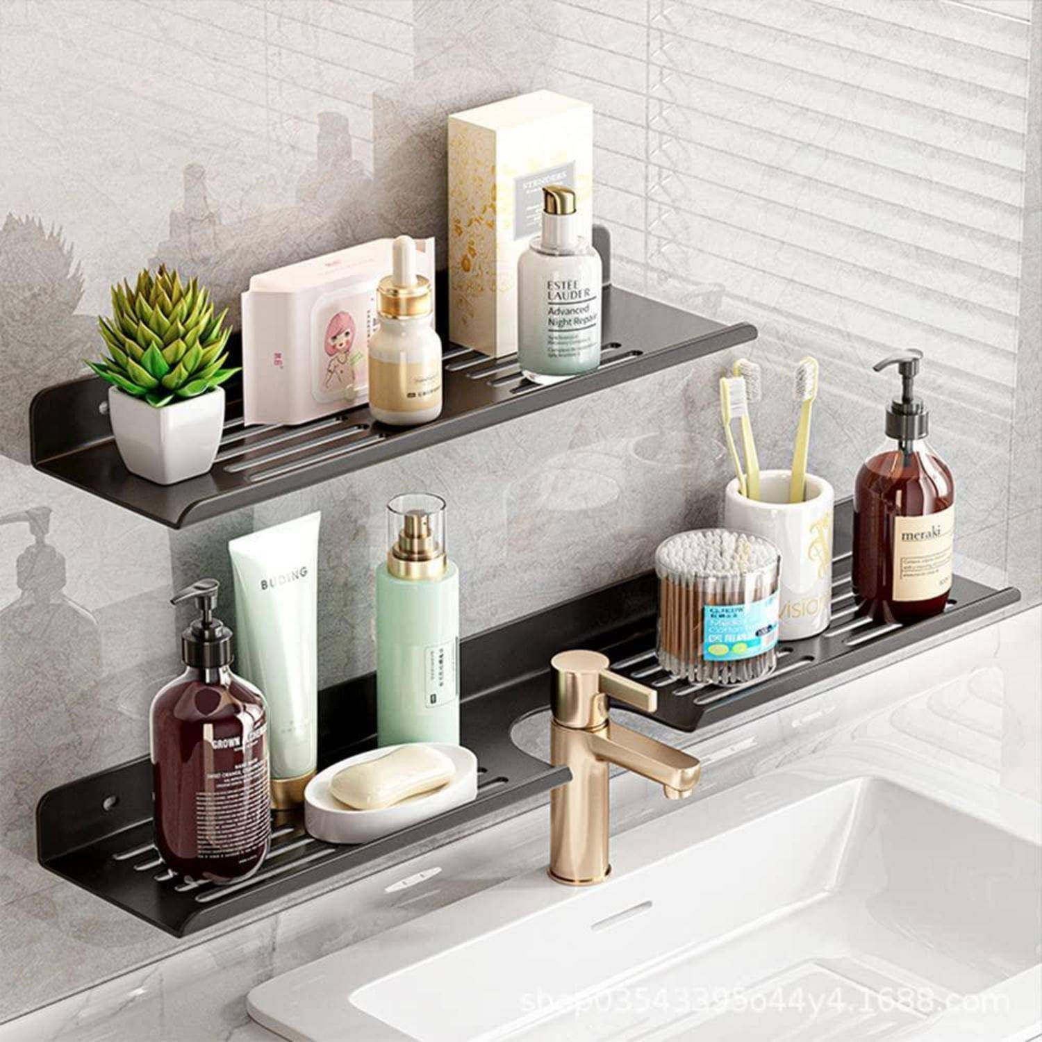 Badezimmerbecken mit zwei schwarzen Wandregalen, die Toilettenartikel, Seife, Zahnbürsten und eine kleine Pflanze über einem modernen goldenen Wasserhahn halten.